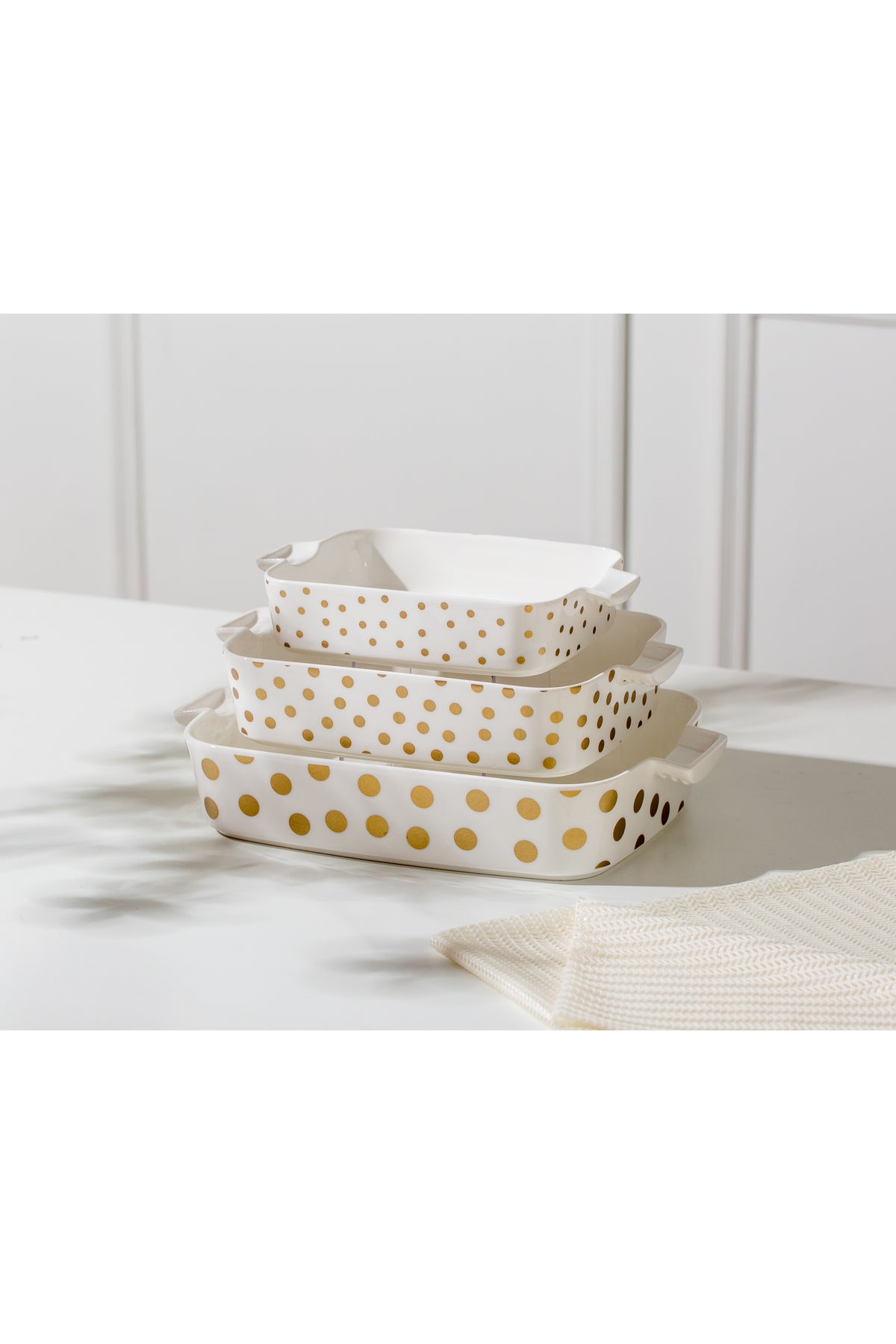 Set 3 tăvi cuptor Dotted – porțelan alb cu buline aurii, rezistente la cuptor