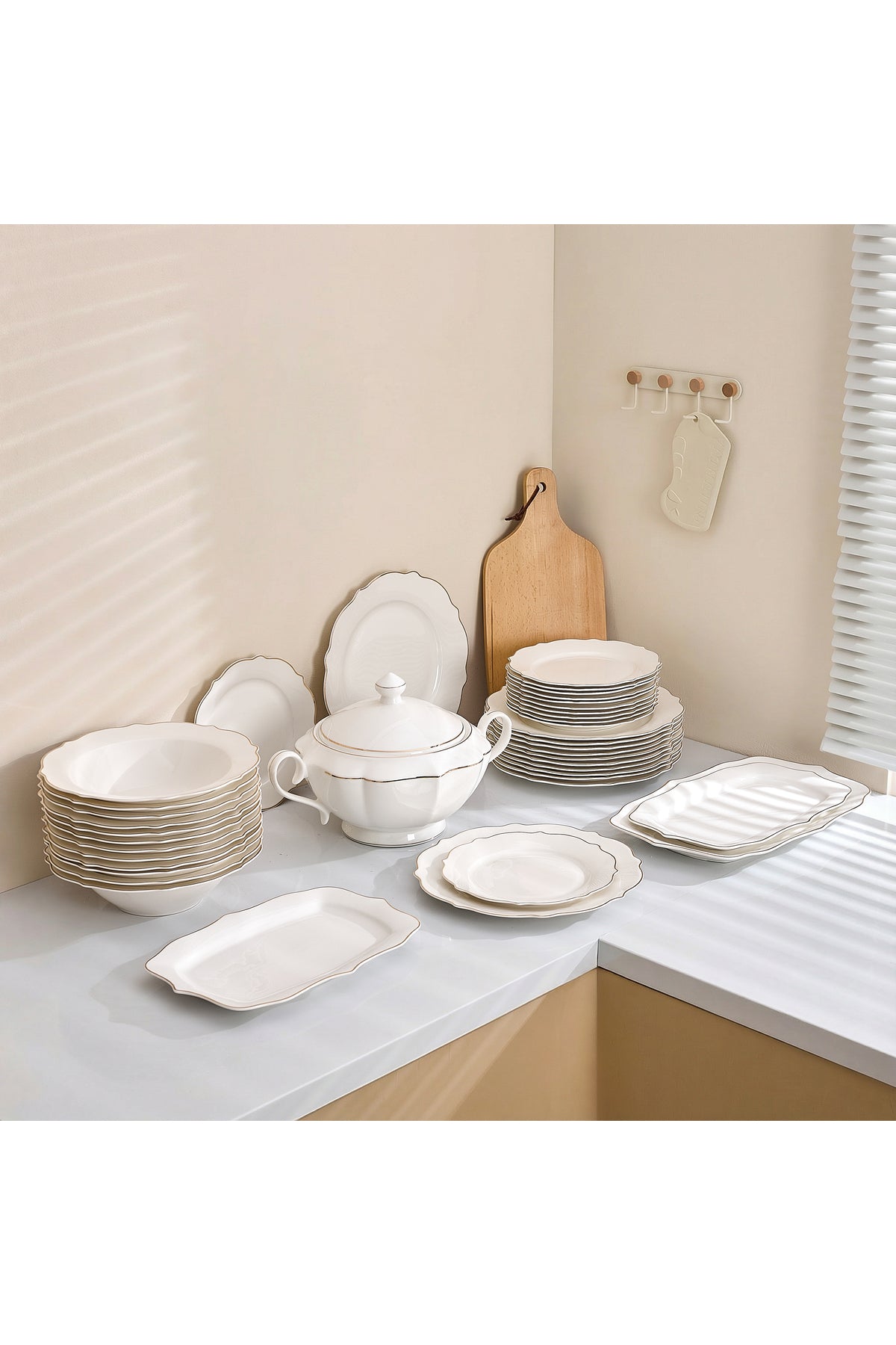 Set masă 41 piese porțelan Dubai, alb cu bordură aurie, 12 persoane