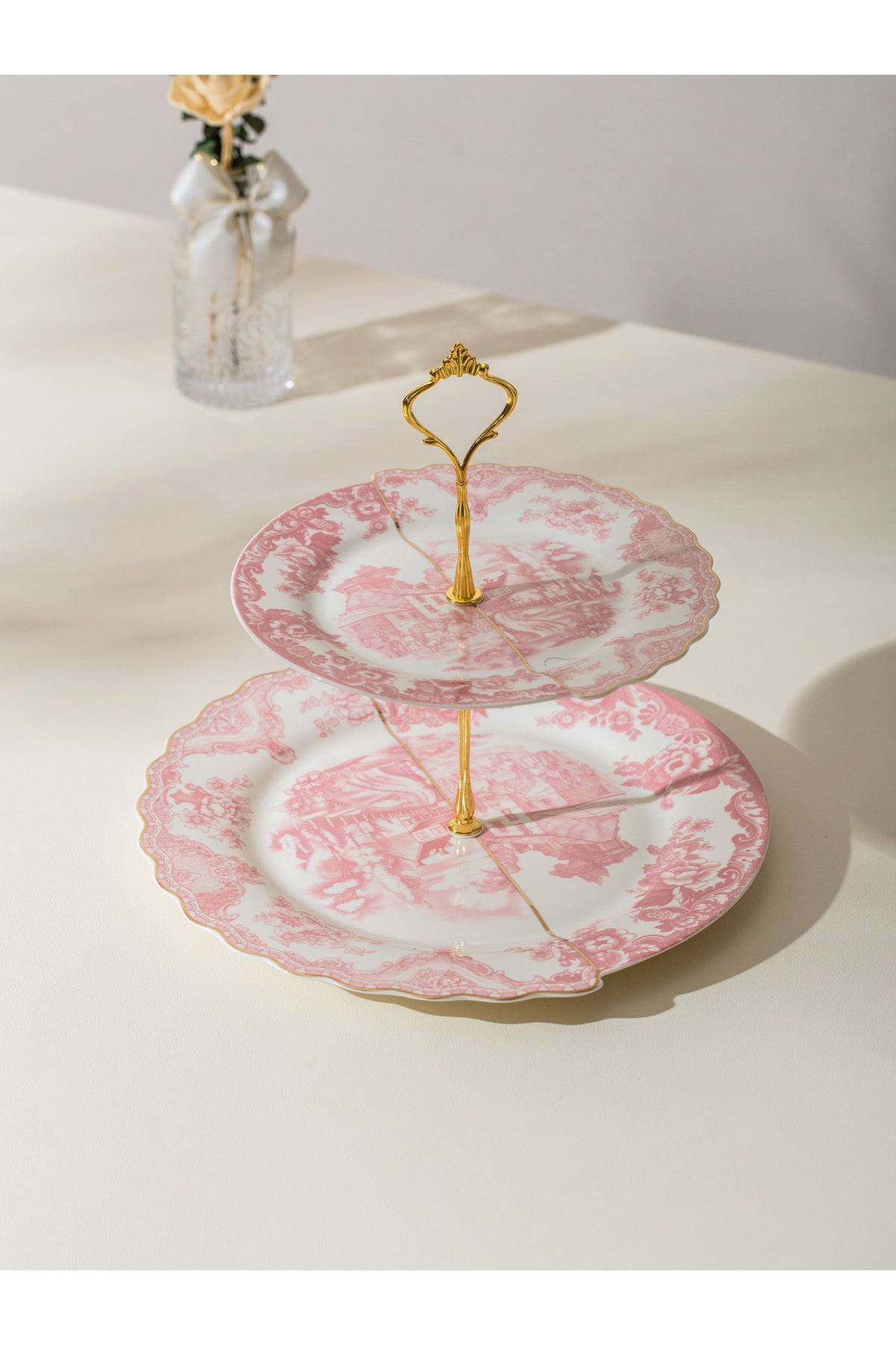 Platou etajat 2 nivele Toile – porțelan roz cu peisaj chinoiserie, suport prăjituri și aperitive
