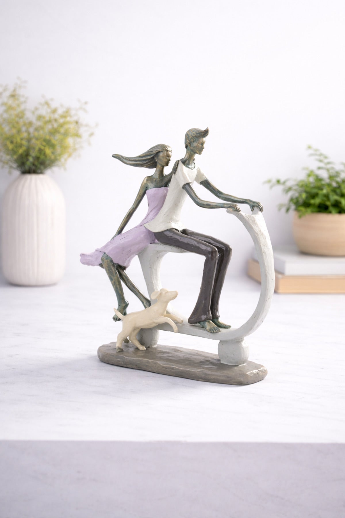 Statuetă Decorativă "Together Ride" cu Cuplu pe Scuter – 30 cm