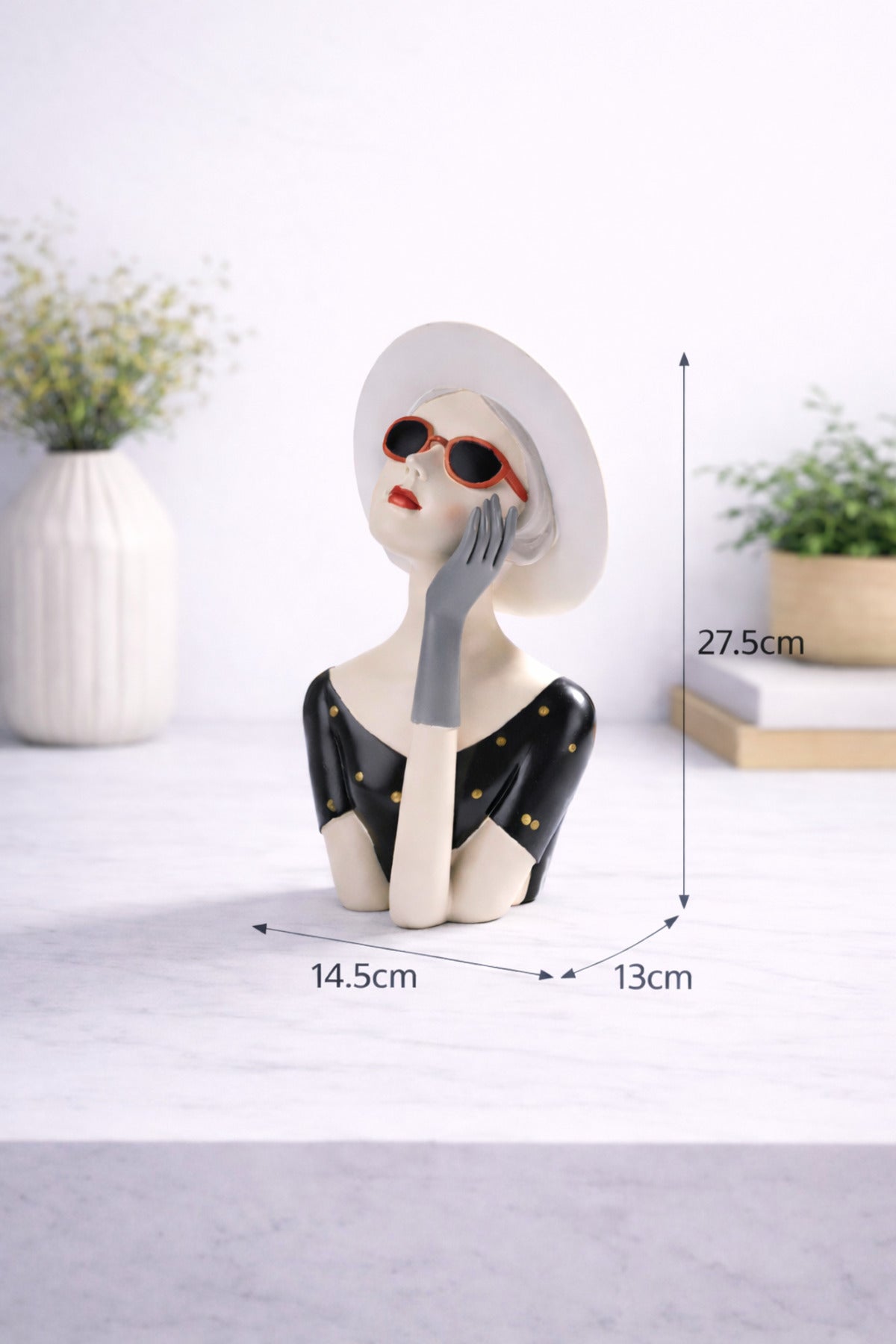 Statuetă decorativă femeie cu pălărie și ochelari roșii, 27.5 cm, decor modern elegant