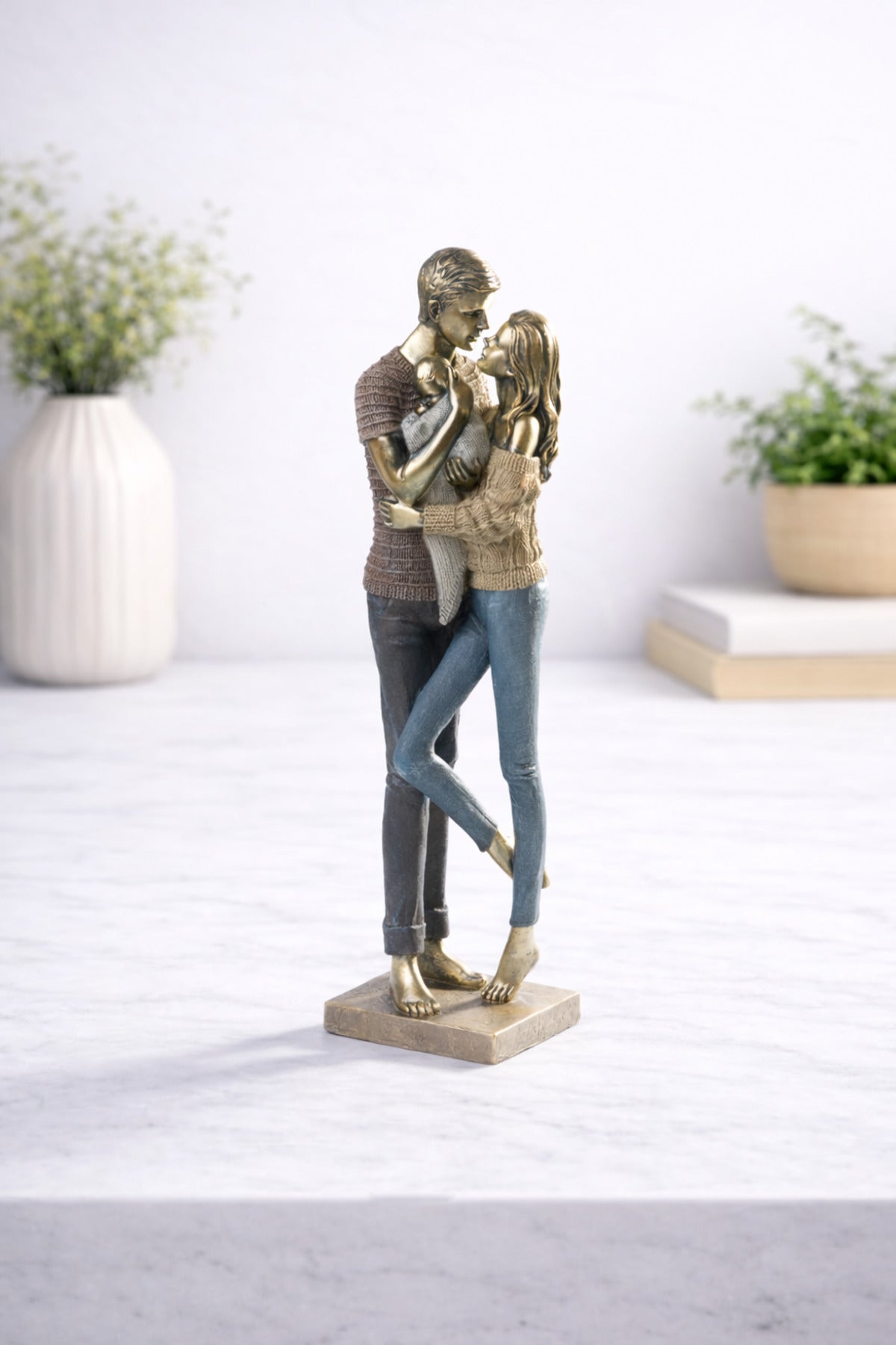 Statuetă Cuplu cu Bebeluș – Sculptură Decorativă Familie