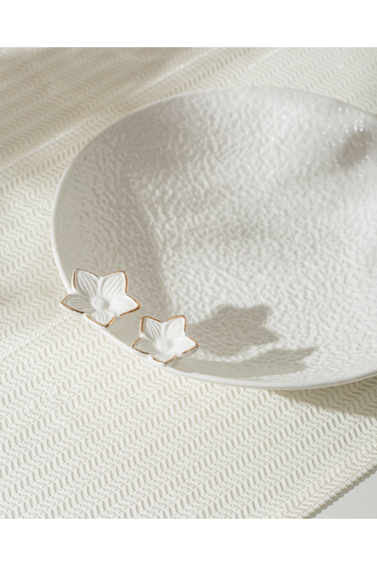 Platou Decorativ din Porțelan Alb cu Textură de Piatră și Detalii Florale - 26 cm