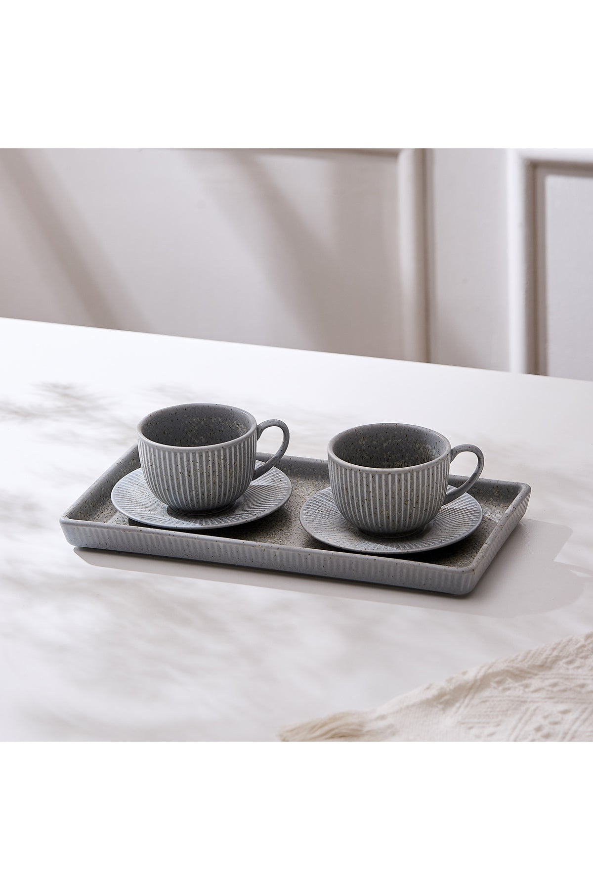 Set Servire Cafea - 2 Cești 190ml, 2 Farfurioare și platou Porțelan - Gri piatra
