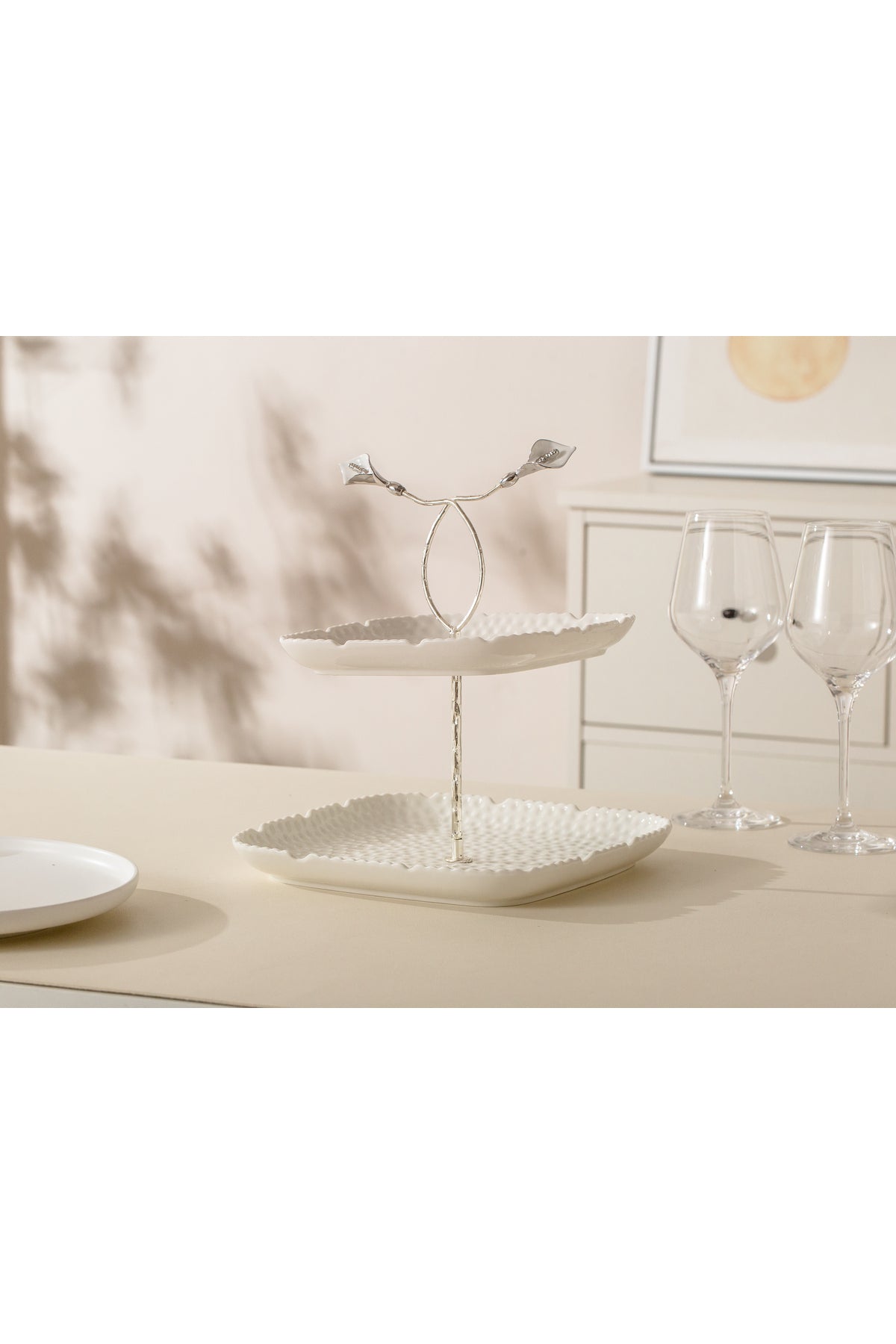 Platou etajat Candy Bar din Porțelan cu Detalii Florale Metalice - 29.8 cm