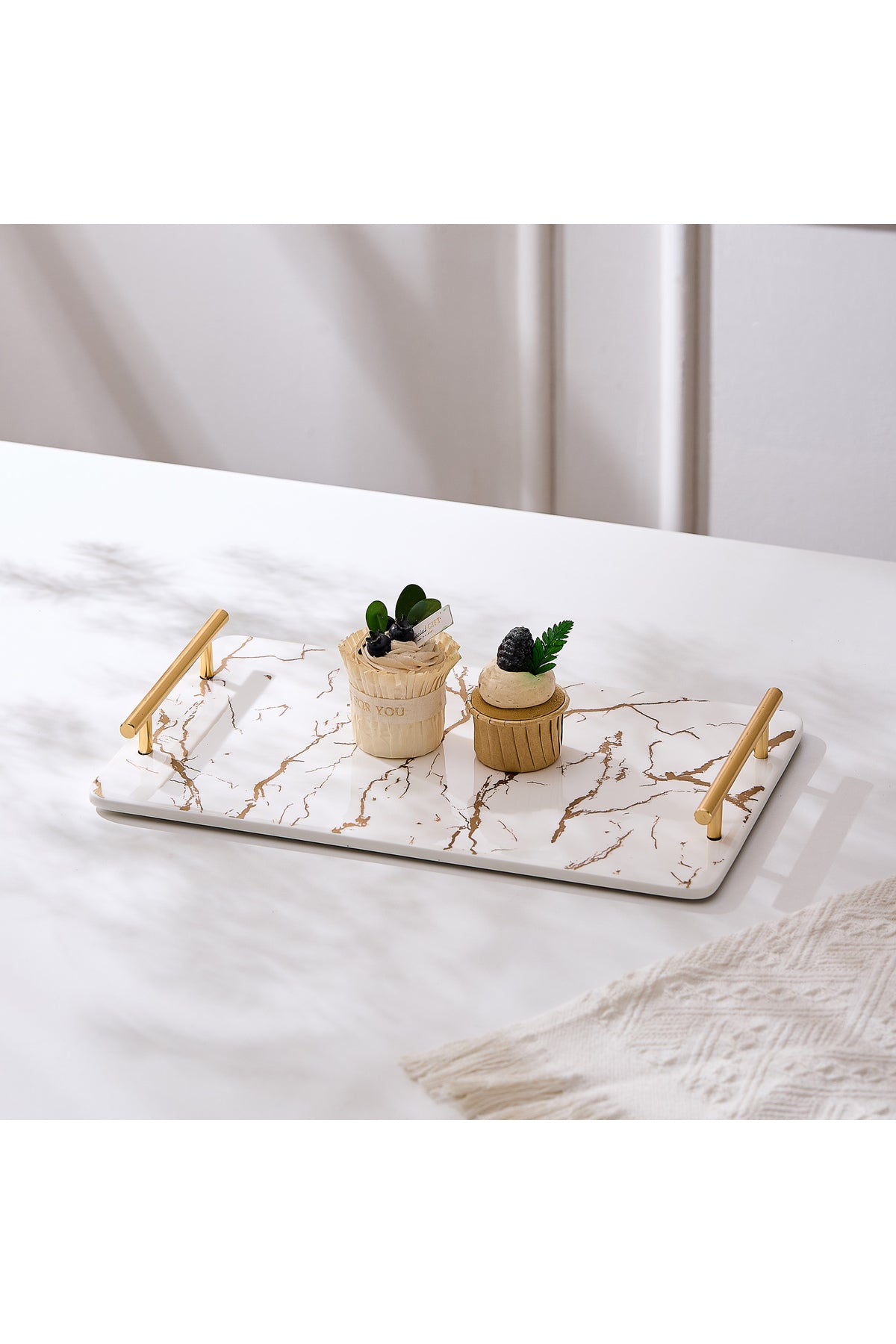 Tavă de servire din porțelan cu mânere aurii, 35,5 cm - Marble Collection