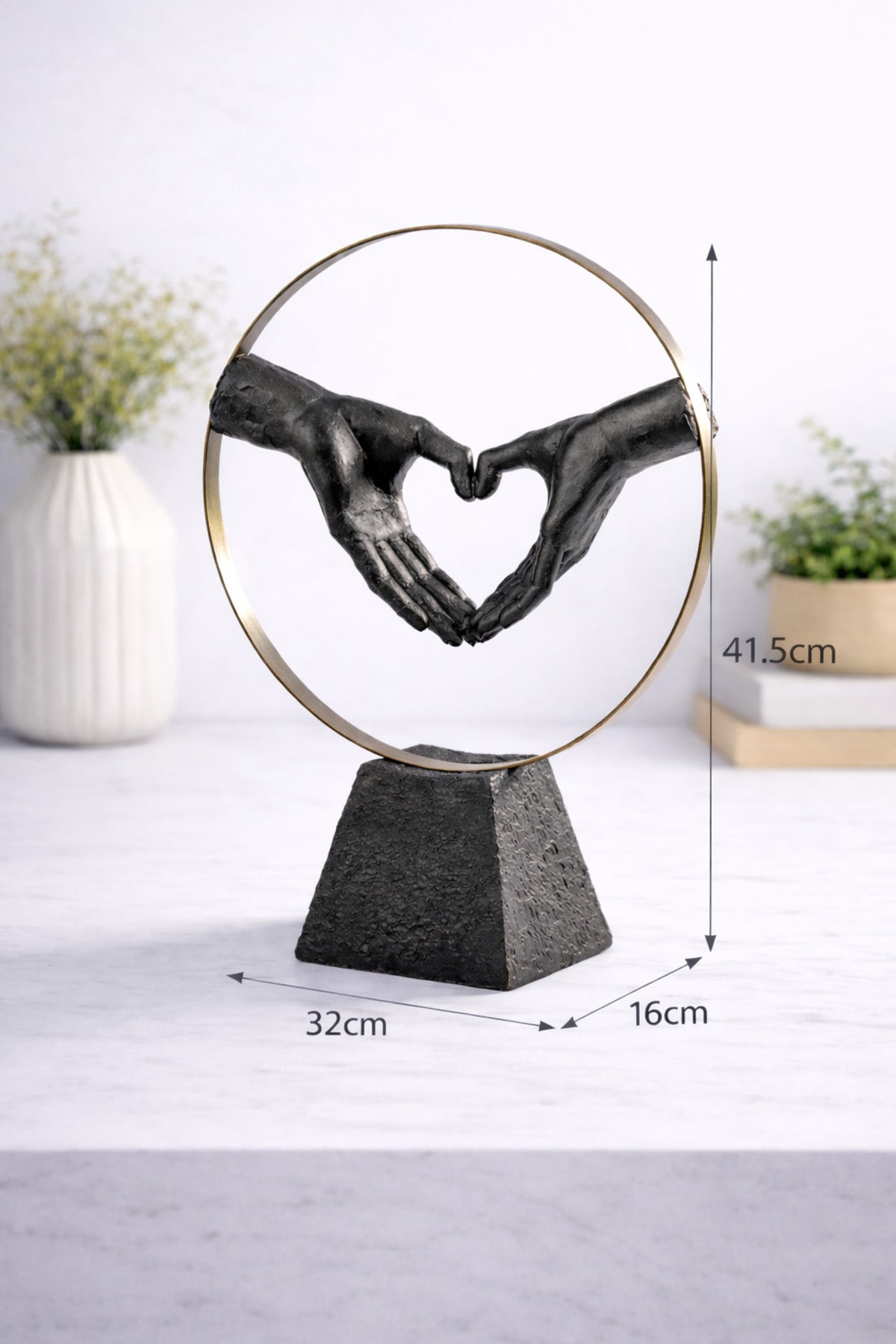 Statuetă decorativă cu mâini în formă de inimă, design modern, 41.5 cm, negru cu cadru metalic