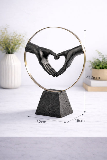 Statuetă decorativă cu mâini în formă de inimă, design modern, 41.5 cm, negru cu cadru metalic