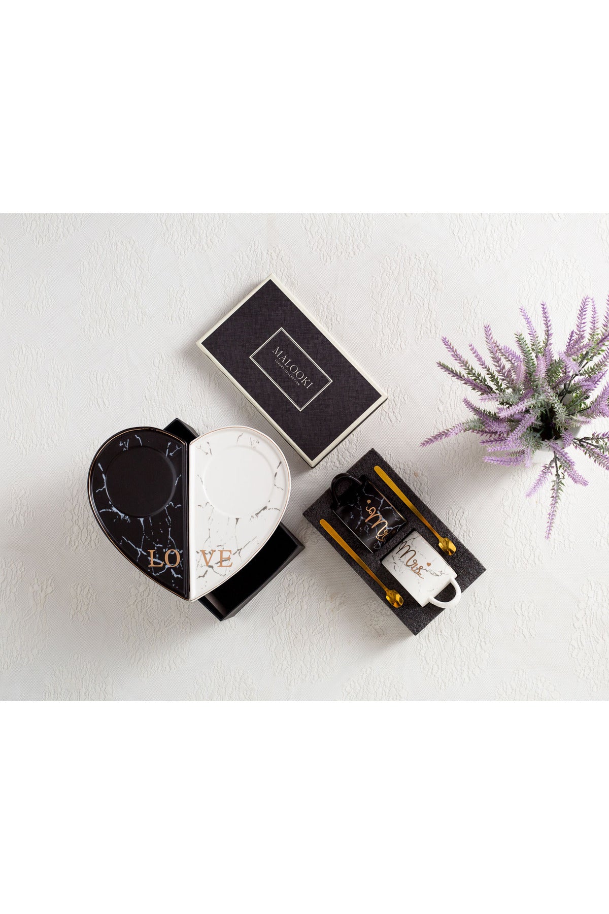 Set cești cafea Mr & Mrs 200 ml – porțelan marmurat, farfurioare inimă și lingurițe aurii