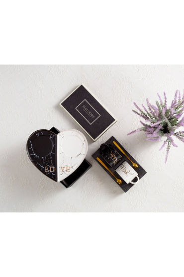 Set cești cafea Mr & Mrs 200 ml – porțelan marmurat, farfurioare inimă și lingurițe aurii