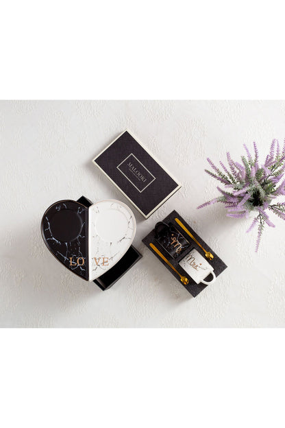 Set cești cafea Mr & Mrs 200 ml – porțelan marmurat, farfurioare inimă și lingurițe aurii