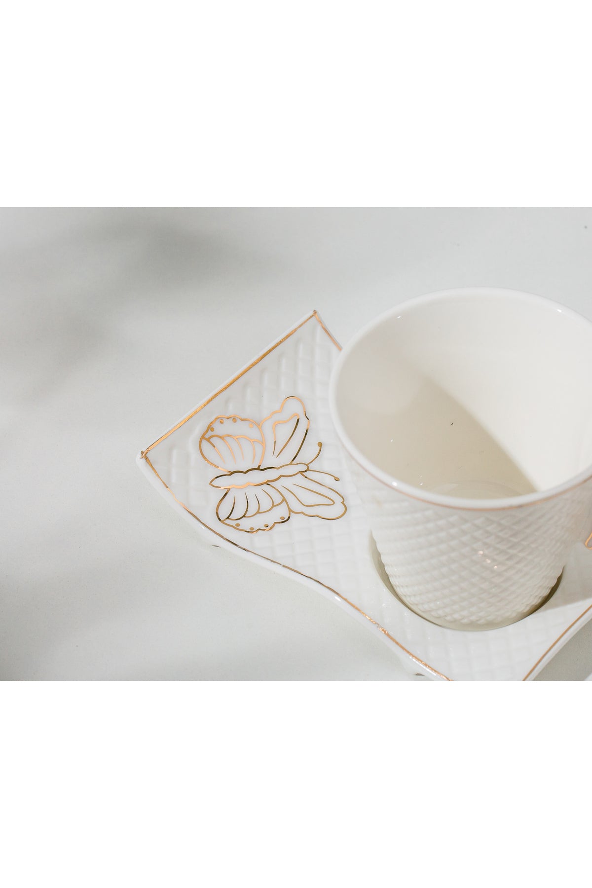 Set 6 Cești de cafea cu 6 farfurii ondulate, 180 ml, Porțelan – Model Fluture - Auriu