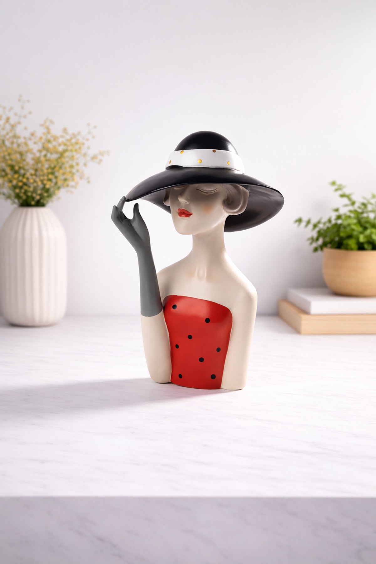 Statuetă decorativă femeie elegantă cu pălărie neagră, 30 cm, decor modern pentru living