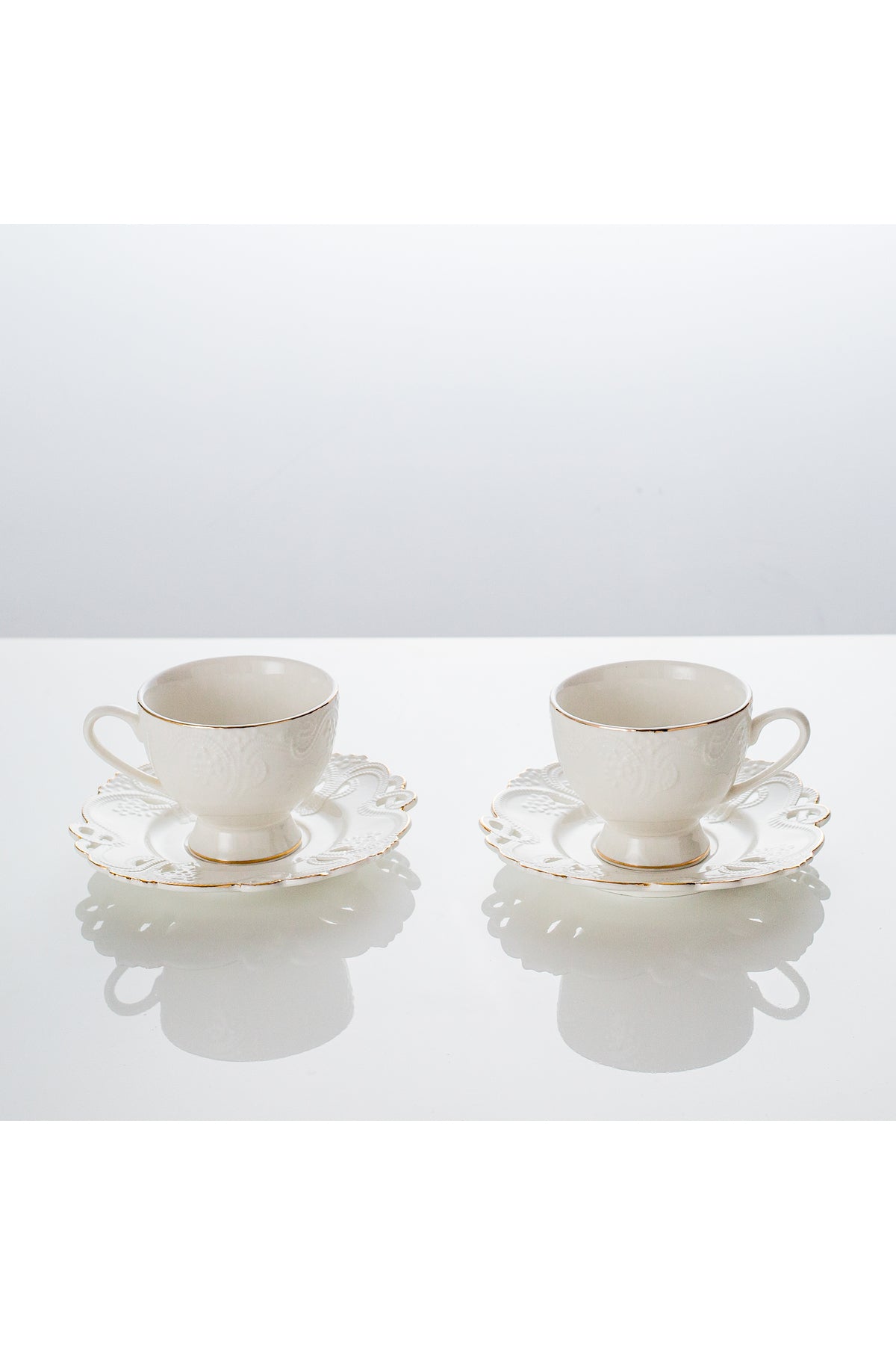 Set de 2 cești cu 2 farfurioare, portelan, 180 ml - Model alb dantelat