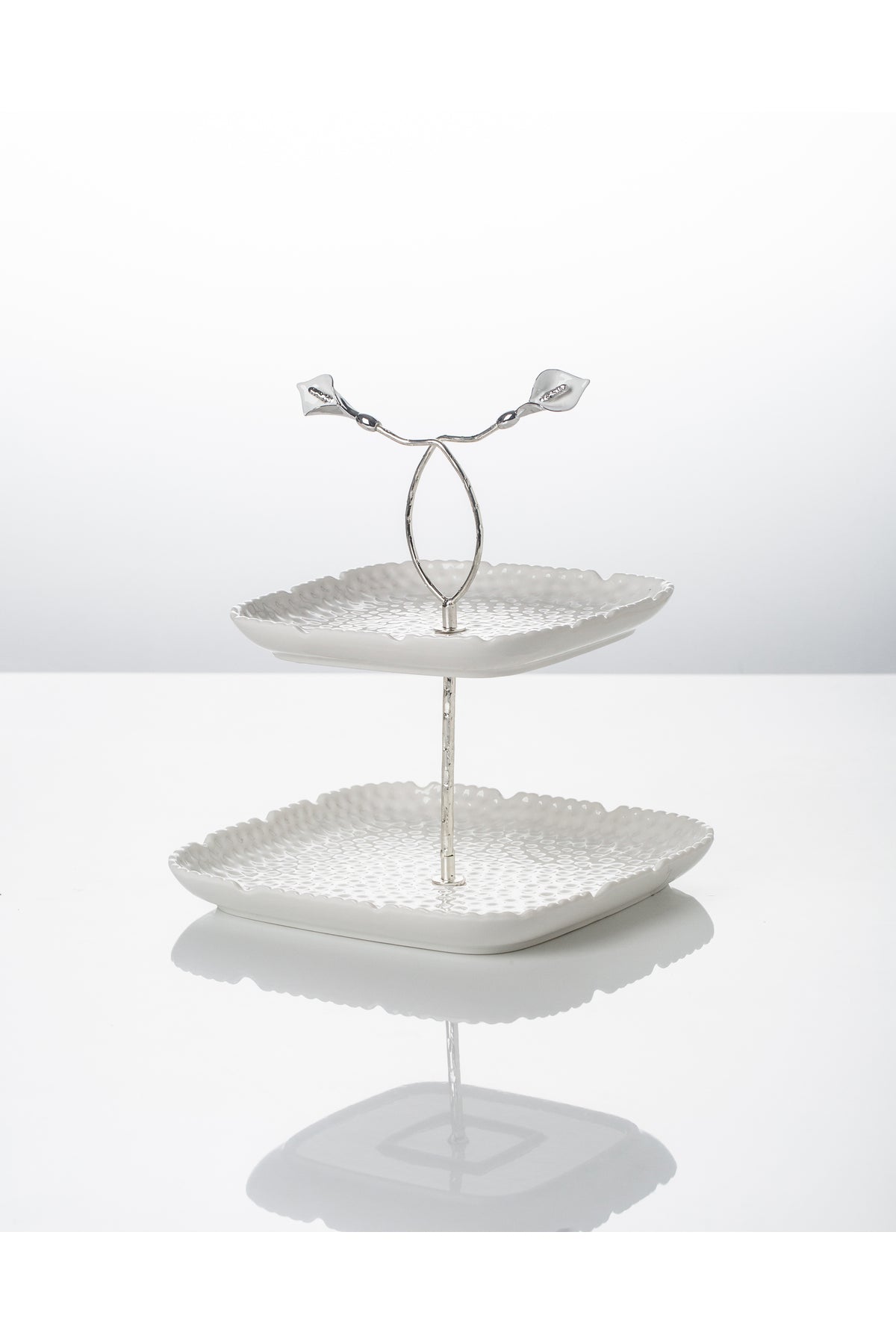 Platou etajat Candy Bar din Porțelan cu Detalii Florale Metalice - 29.8 cm