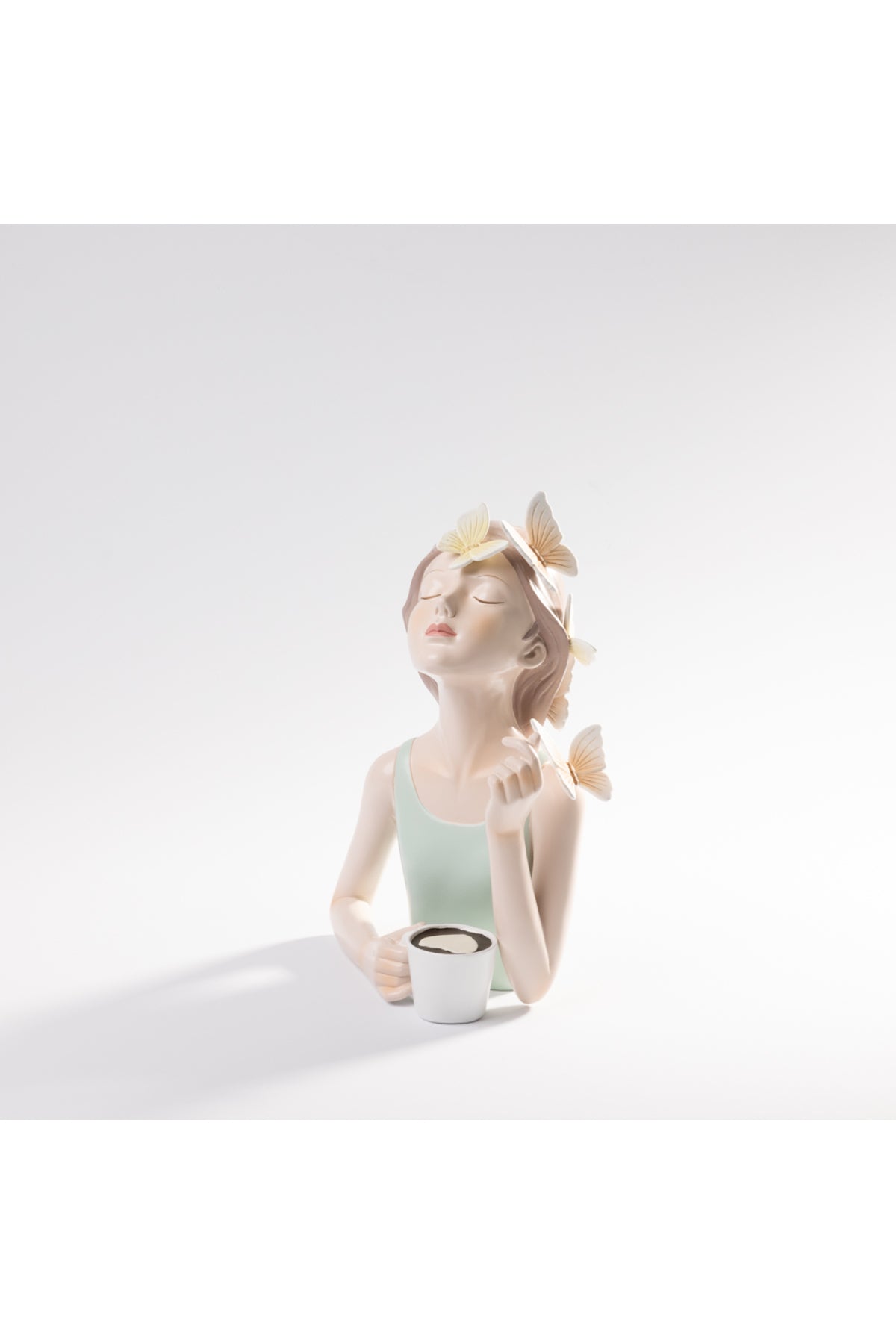 Statuetă decorativă femeie cu fluturi și ceașcă, 27 cm