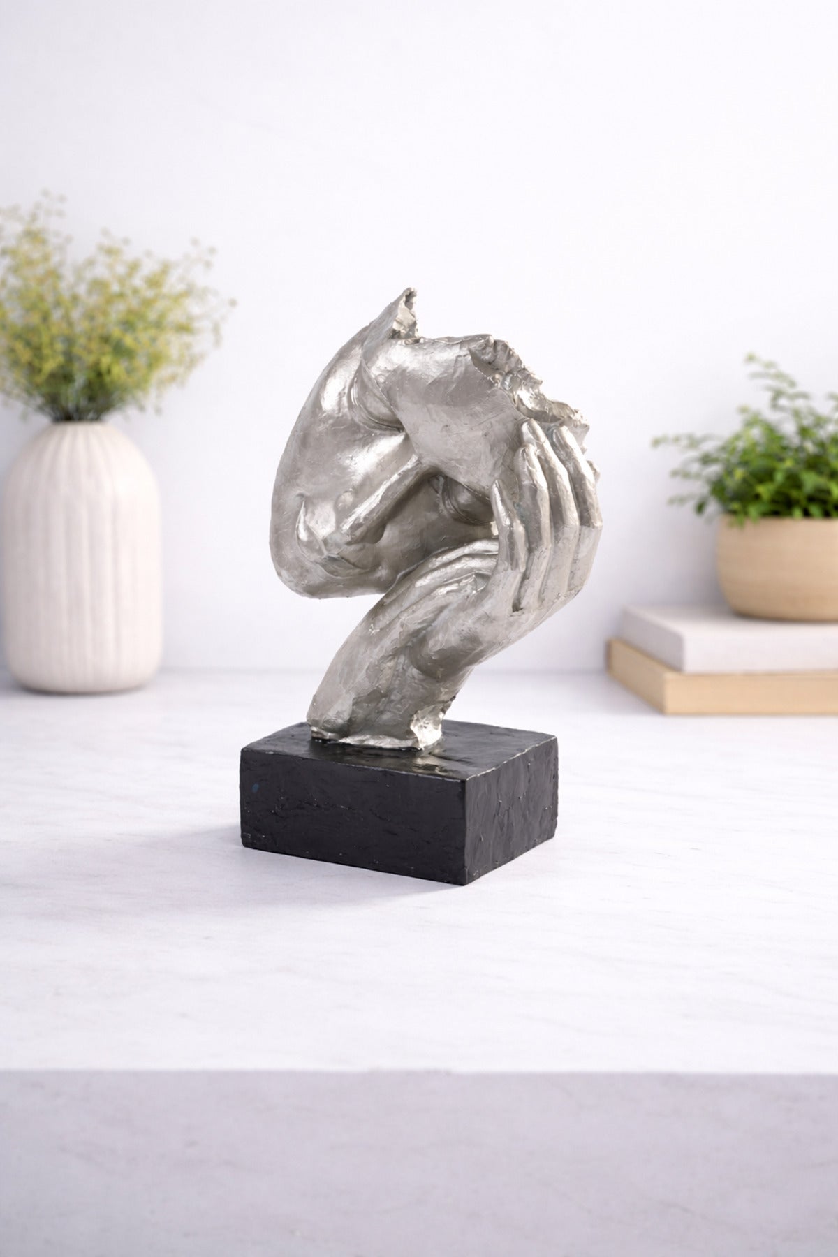 Statuetă Decorativă „Silent Embrace”, Argintiu – 23.5