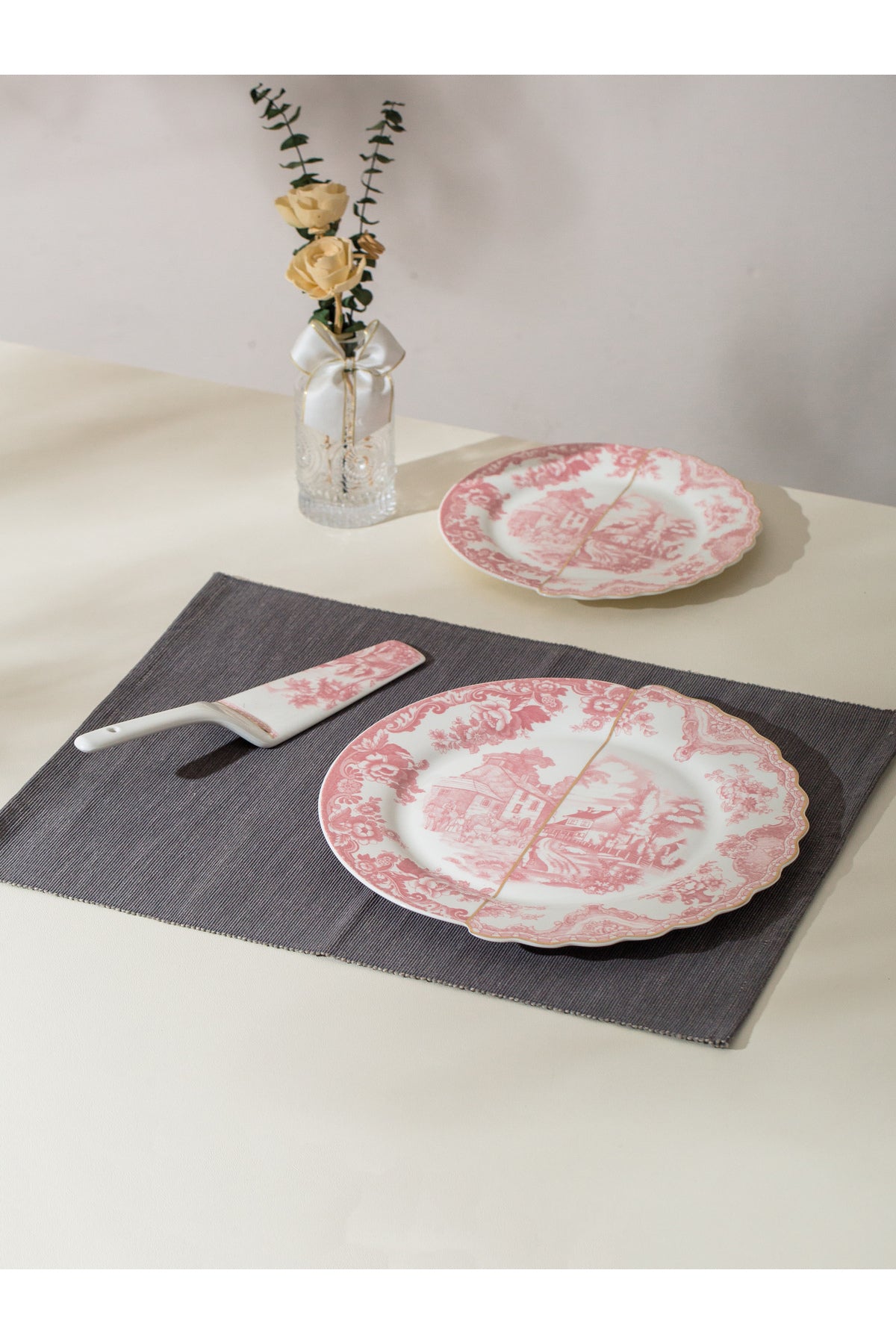 Set tort Toile – 6 farfurii desert și farfurie mare porțelan, design chinoiserie roz
