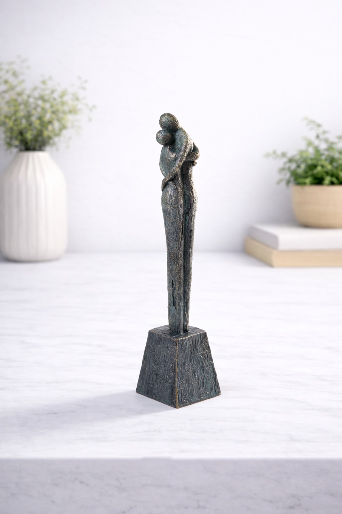 Statuetă Decorativă Cuplu Îmbrățișat – Design Artistic