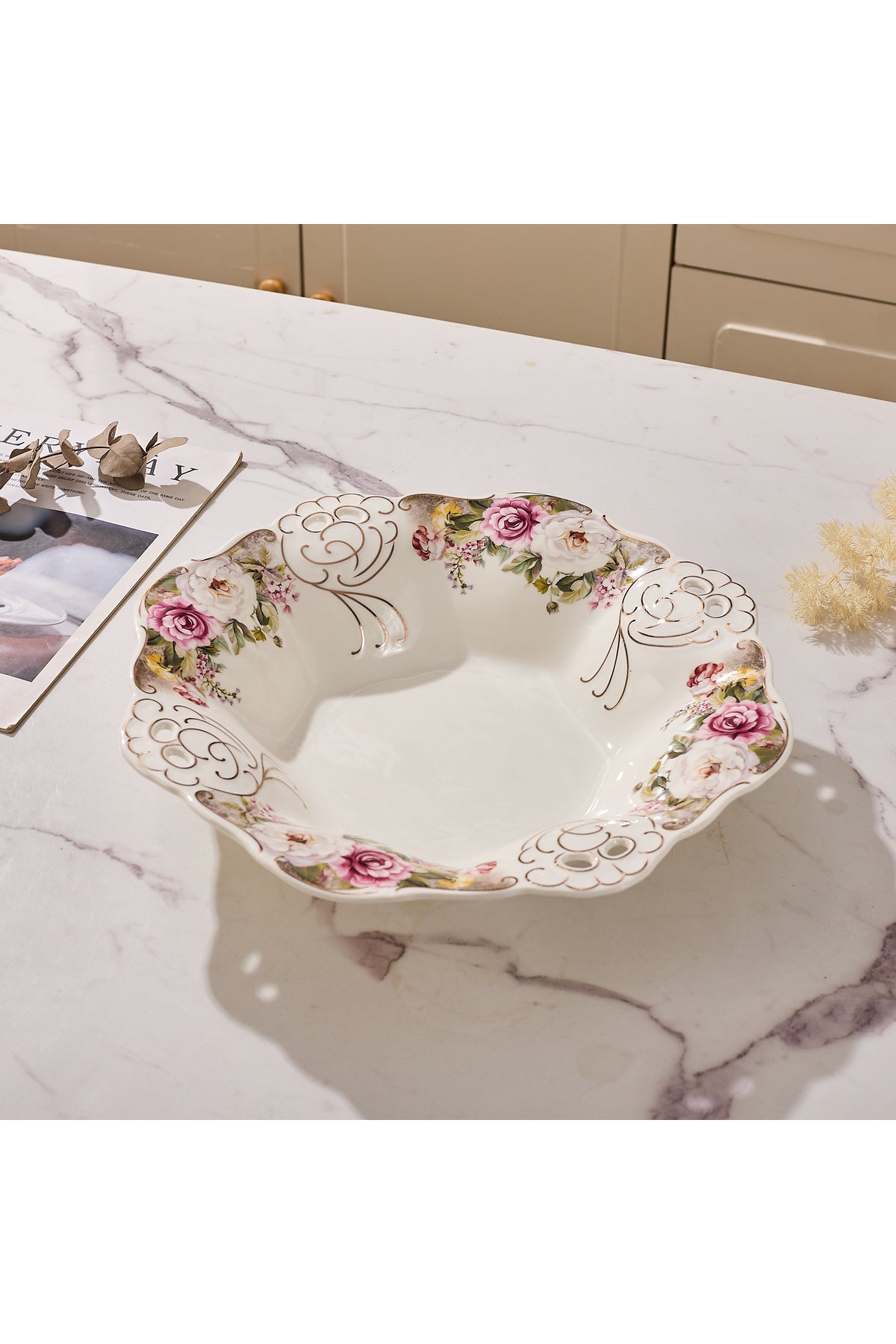 Bol fructieră porțelan model floral vintage, margini dantelate, diametru 33 cm