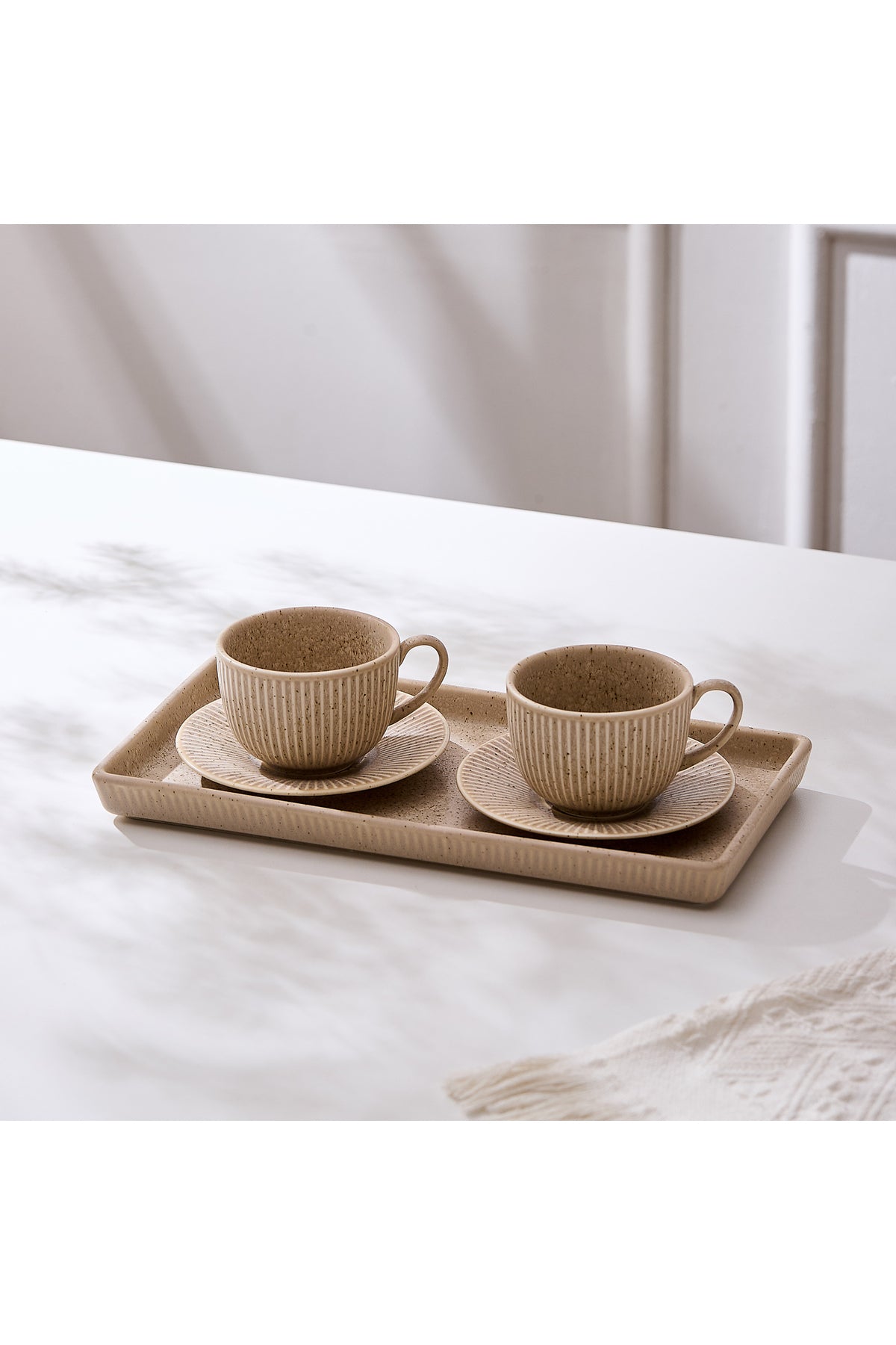 Set 2 cești cu 2 farfurioare și platou din porțelan, 190 ml - Bej nisip