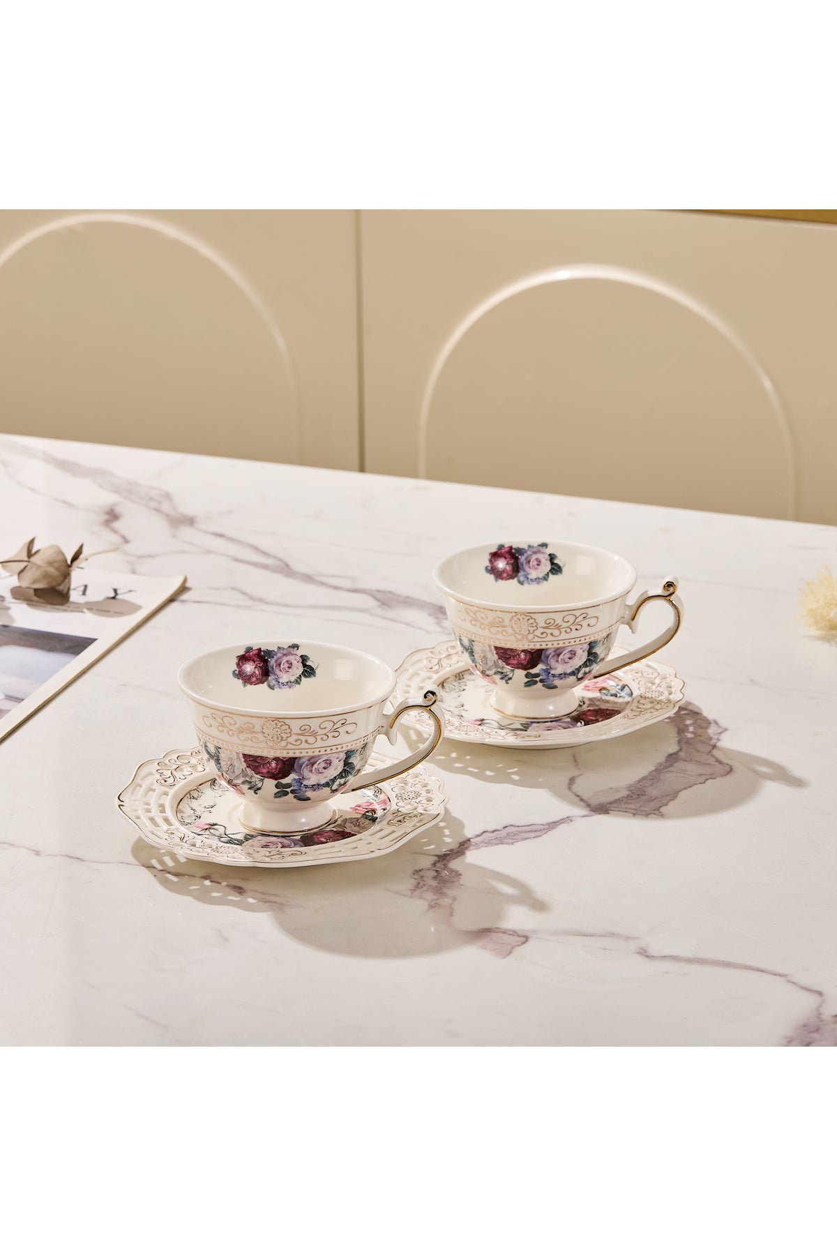 Set 2 cești cafea cu 2 farfurioare rotunde porțelan 200 ml – model floral elegant