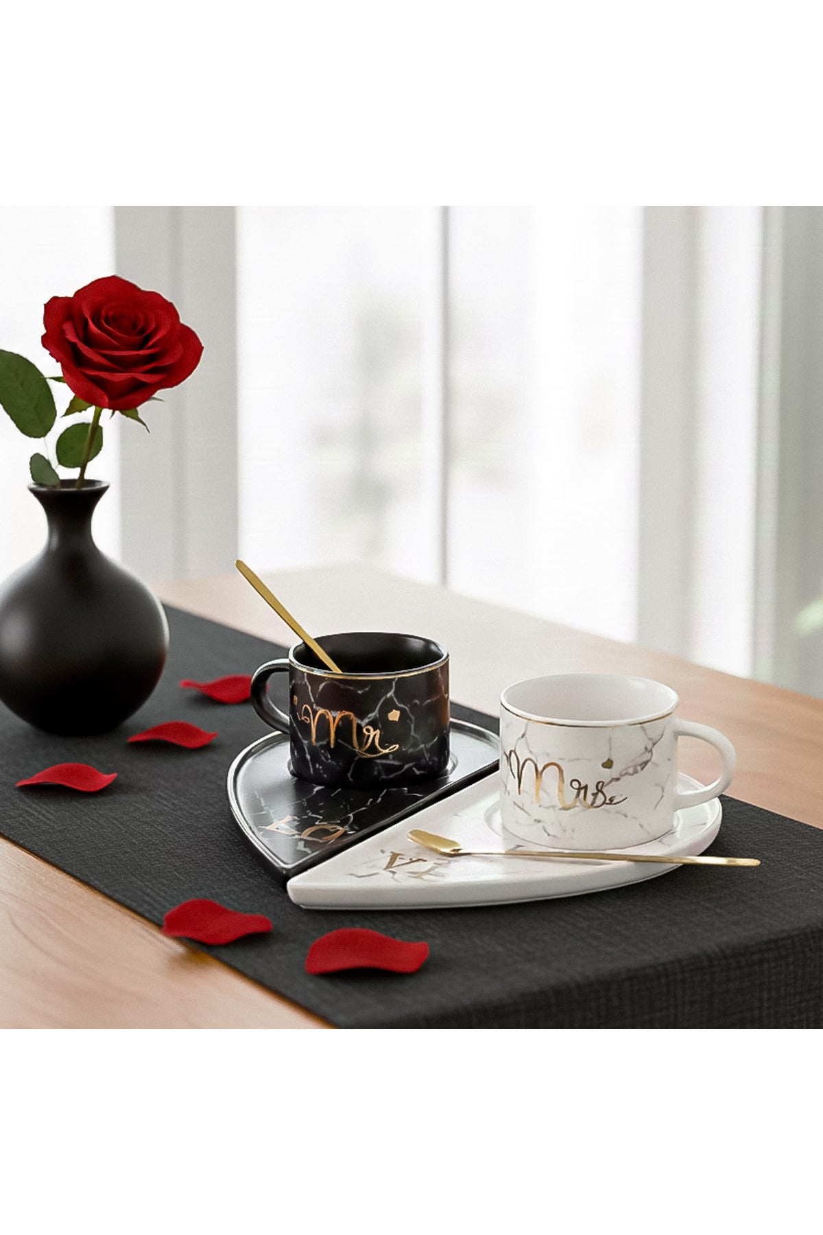 Set cești cafea Mr & Mrs 200 ml – porțelan marmurat, farfurioare inimă și lingurițe aurii