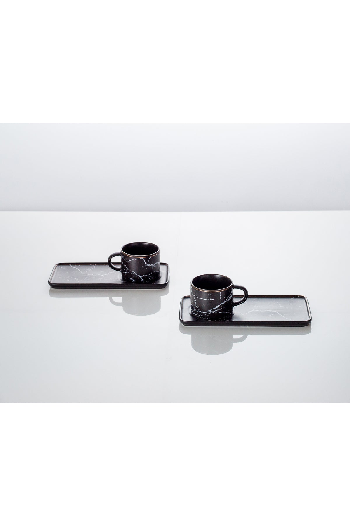 Set 2 Cești de cafea cu 2 farfurii lungi tip tavă, 200 ml, Porțelan – Negru marmorat