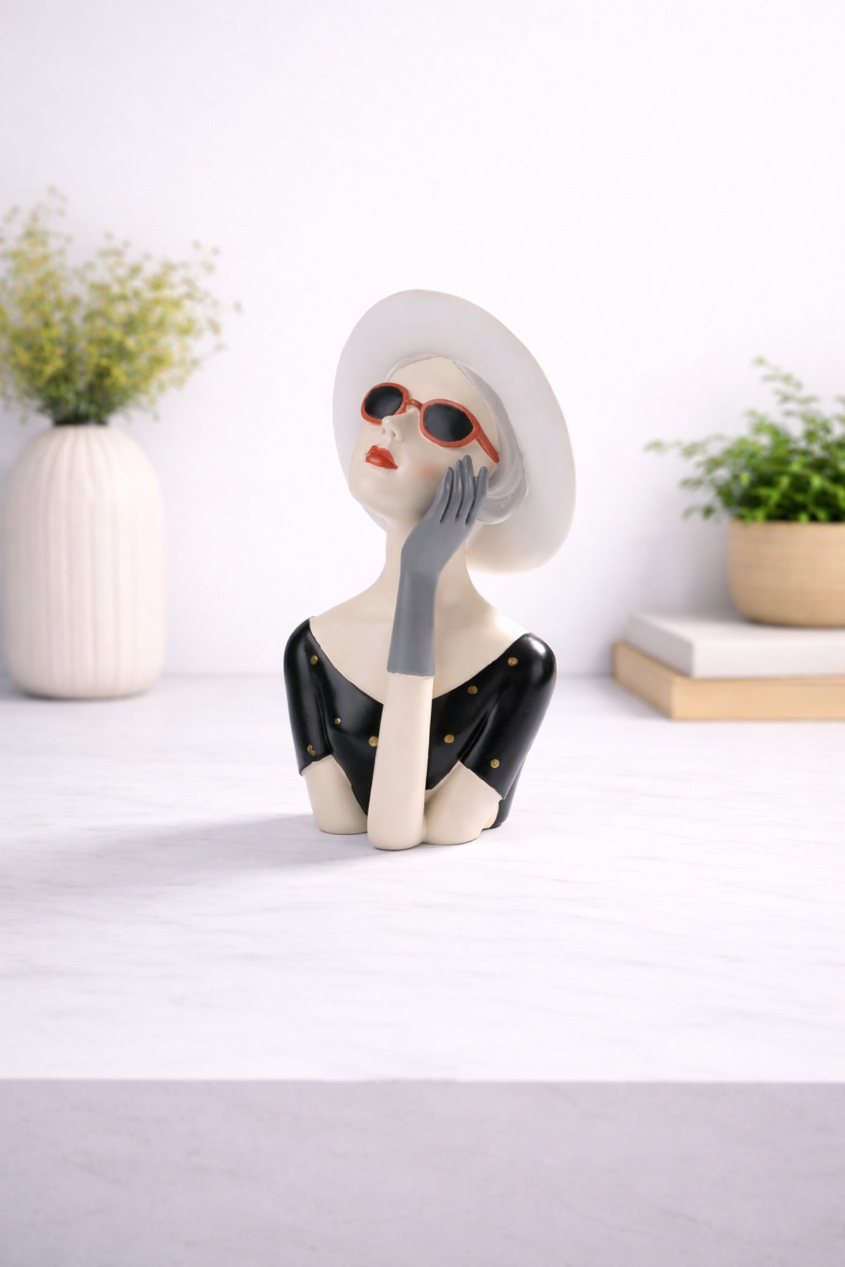 Statuetă decorativă femeie cu pălărie și ochelari roșii, 27.5 cm, decor modern elegant