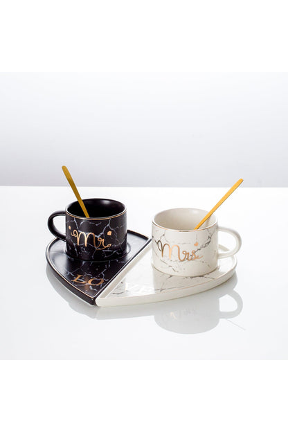 Set cești cafea Mr & Mrs 200 ml – porțelan marmurat, farfurioare inimă și lingurițe aurii
