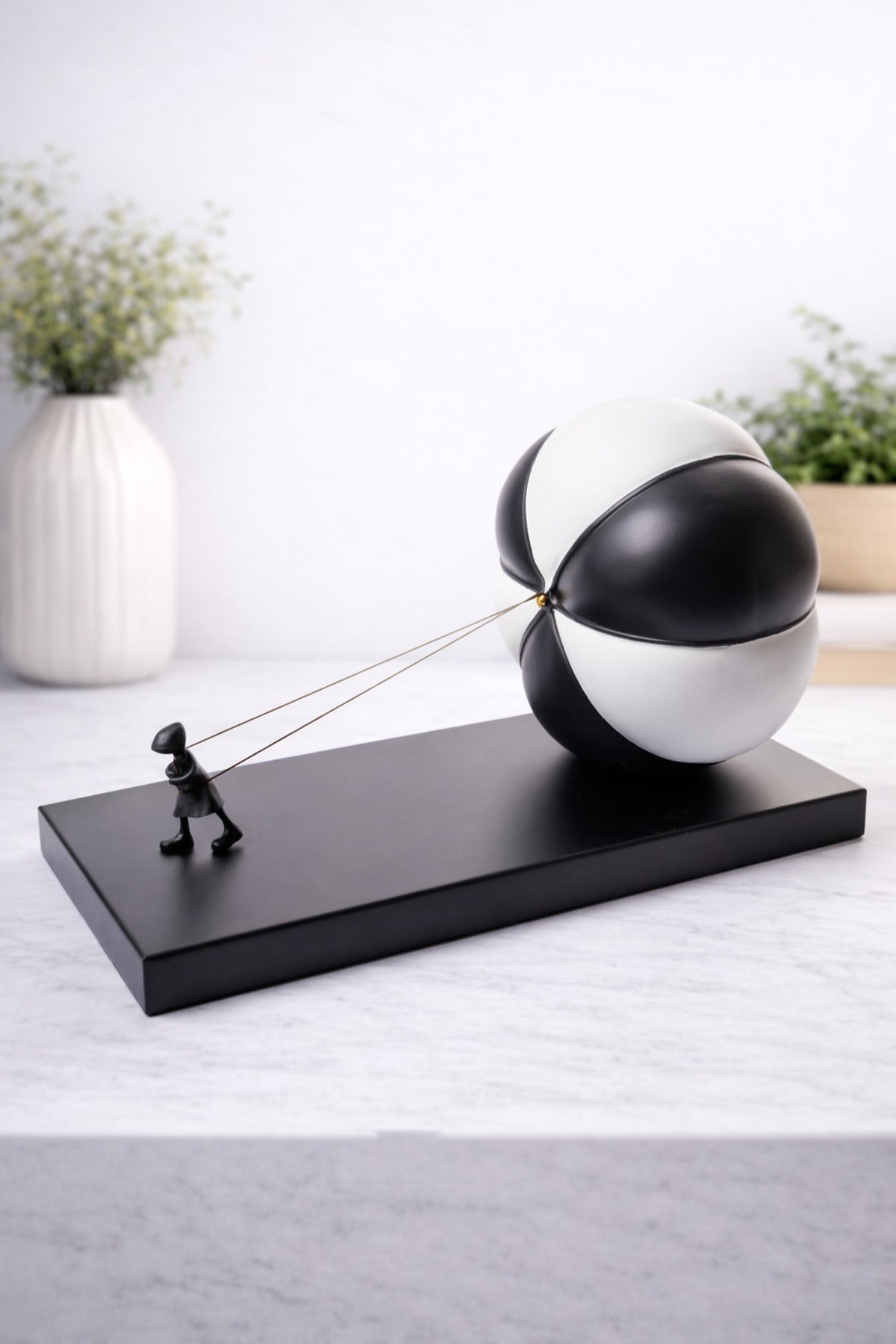 Statuetă fetiță cu balon alb-negru – sculptură simbolică contemporană