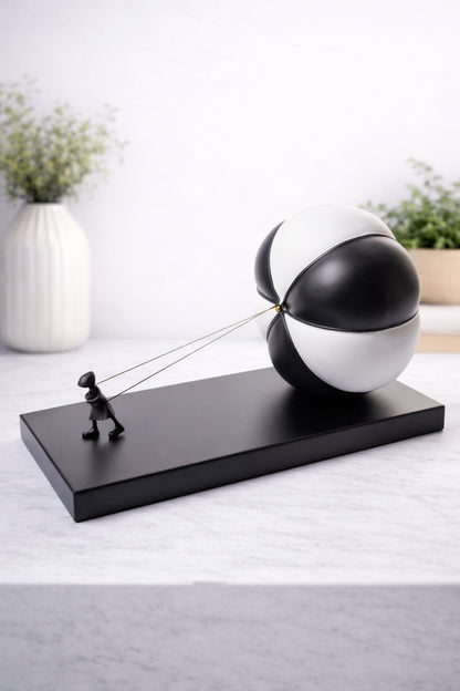 Statuetă fetiță cu balon alb-negru – sculptură simbolică contemporană