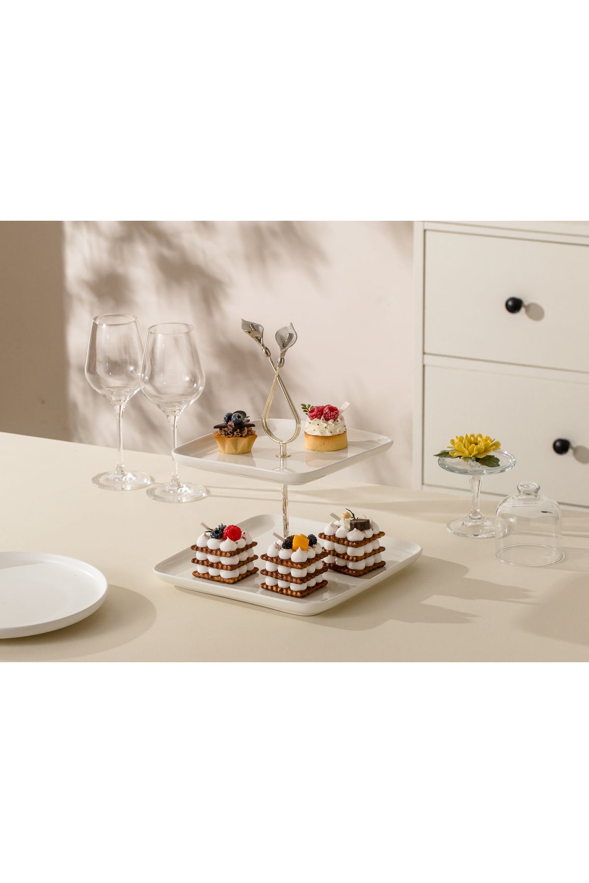 Platou etajat patrat Candy Bar din Porțelan cu Suport Metalic - 31.5 cm