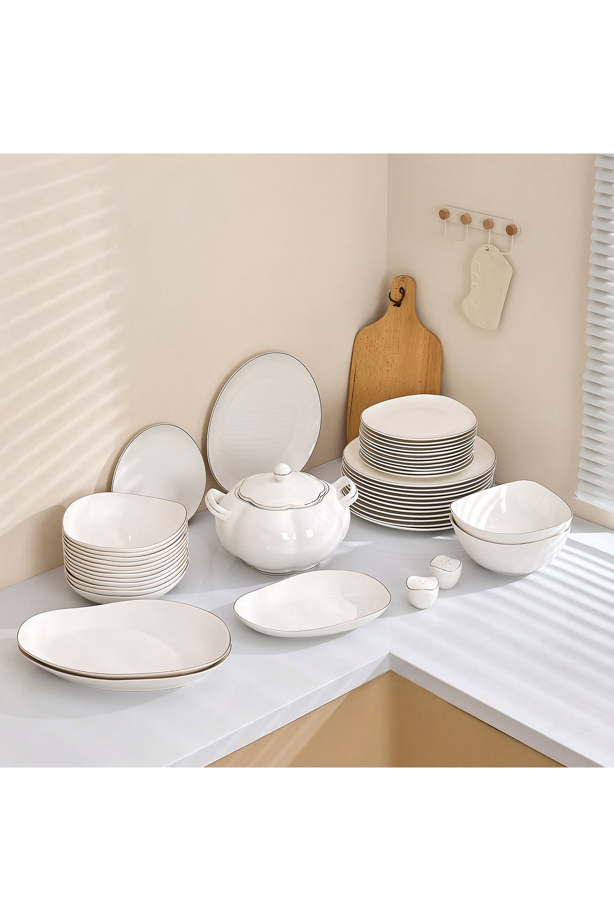 Set masă 45 piese porțelan Muzi, alb cu bordură aurie, design organic, 12 persoane