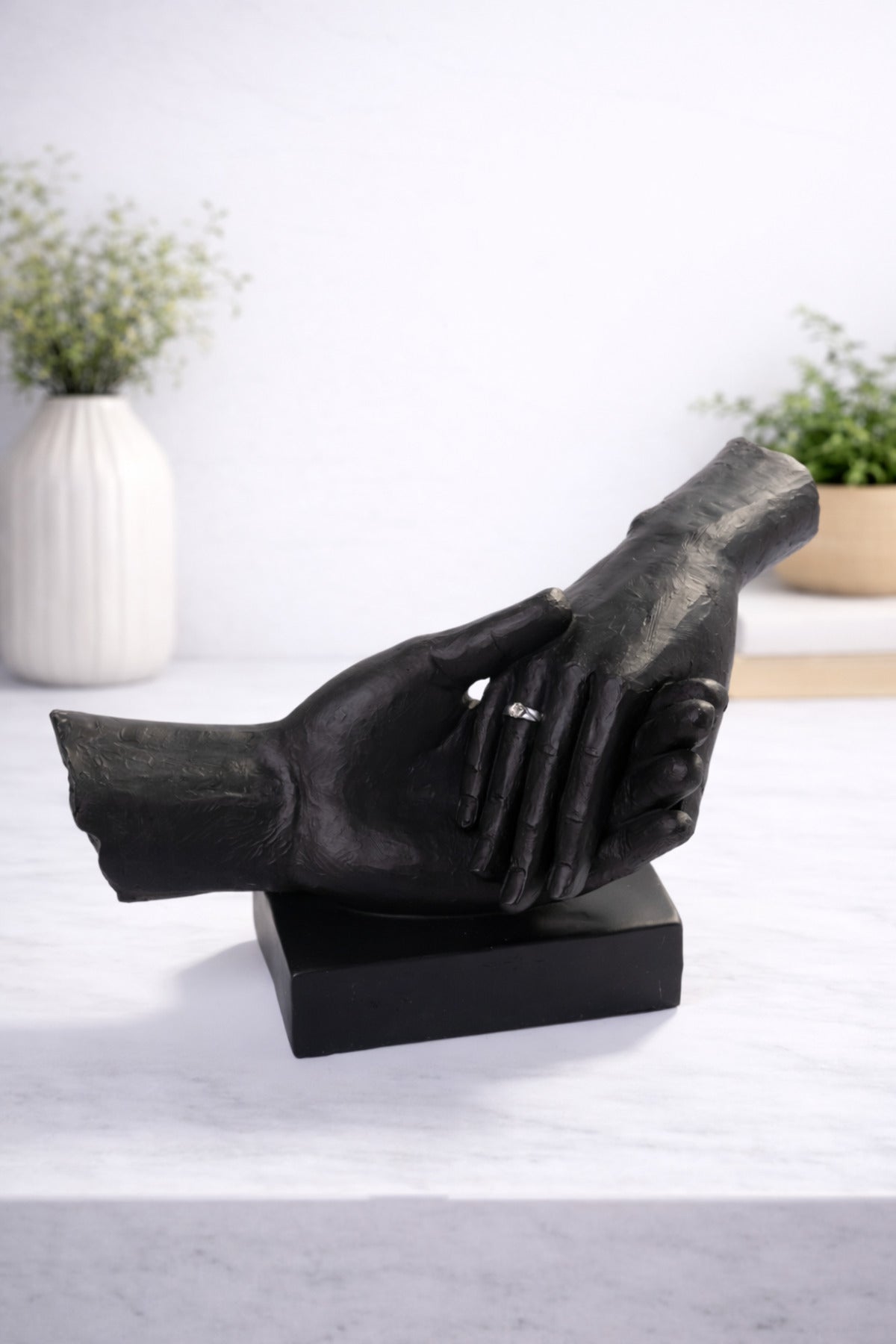 Statuetă Decorativă Mâini Împreunate – Simbol Iubire și Uniune