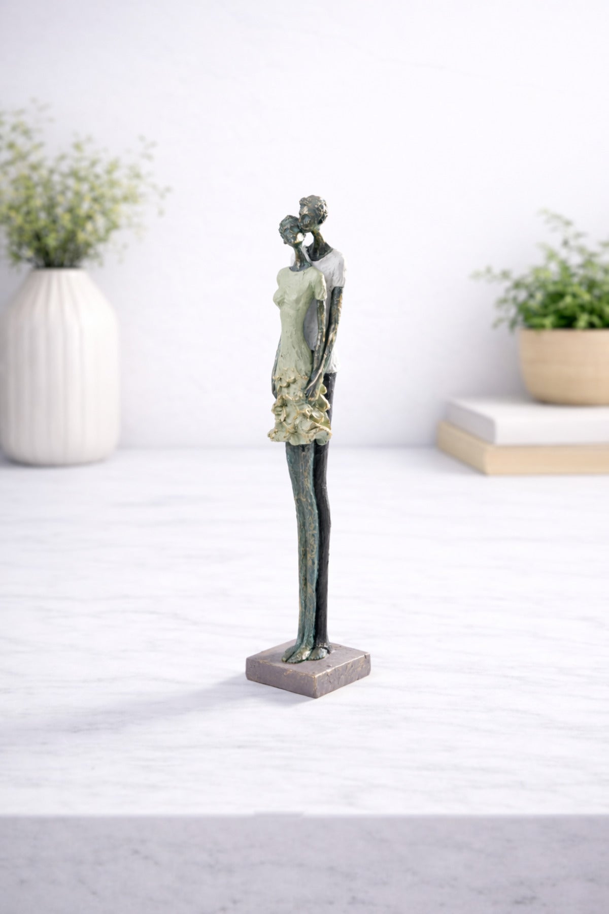 Statuetă Decorativă Cuplu Romantic – Design Artistic Modern