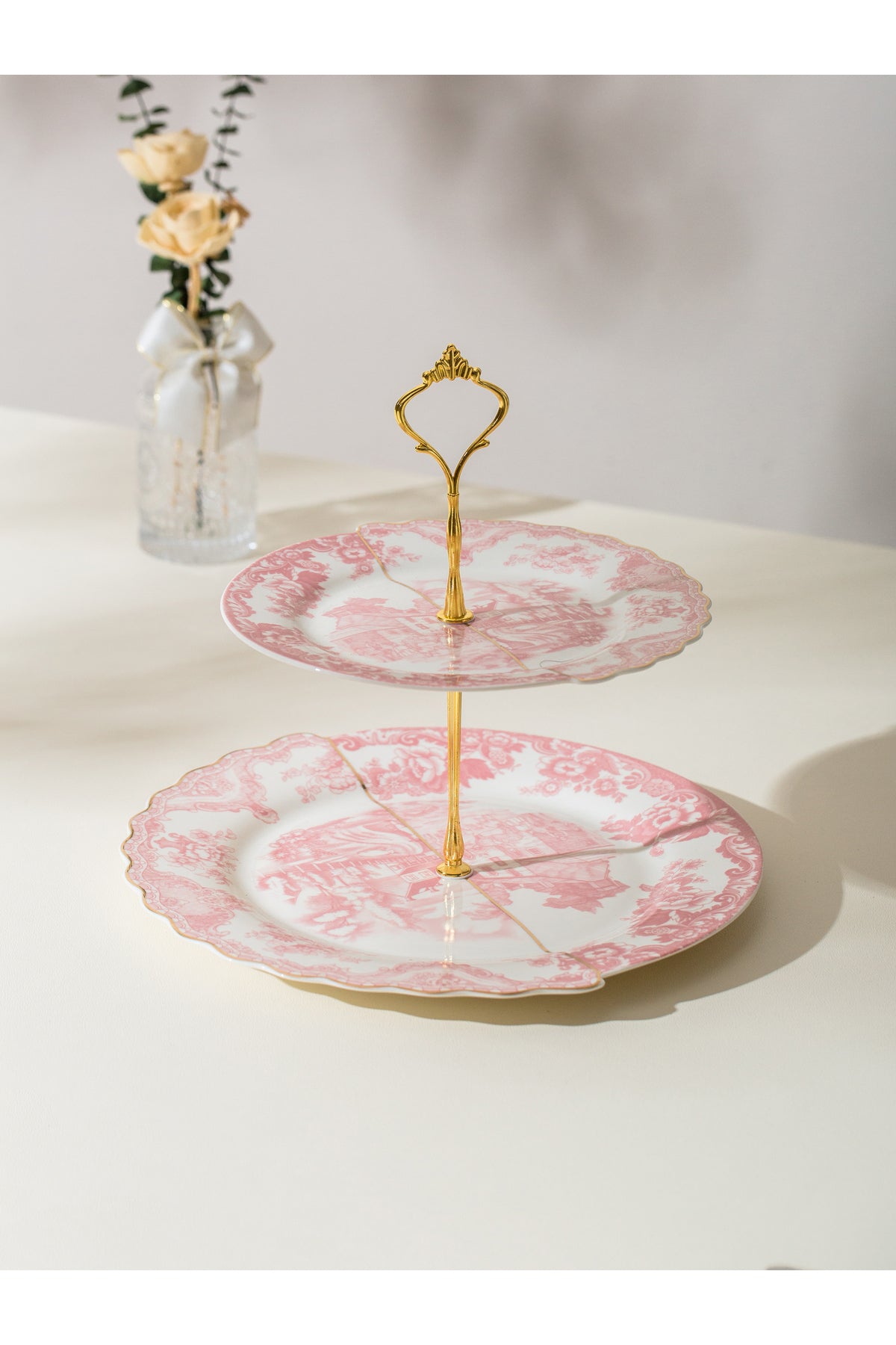 Platou etajat 2 nivele Toile – porțelan roz cu peisaj chinoiserie, suport prăjituri și aperitive