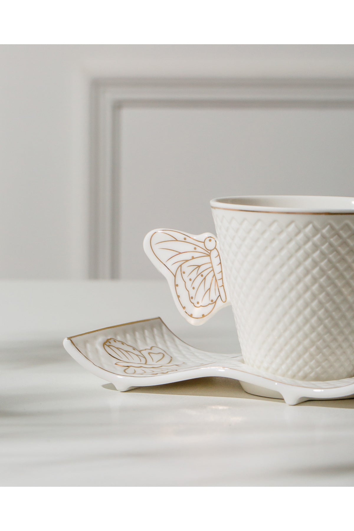 Set 6 Cești de cafea cu 6 farfurii ondulate, 180 ml, Porțelan – Model Fluture - Auriu