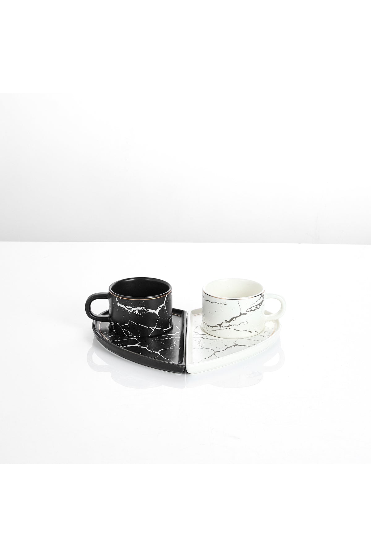 Set 2 cești espresso din porțelan cu farfurioare în formă de inimă - 90 ml