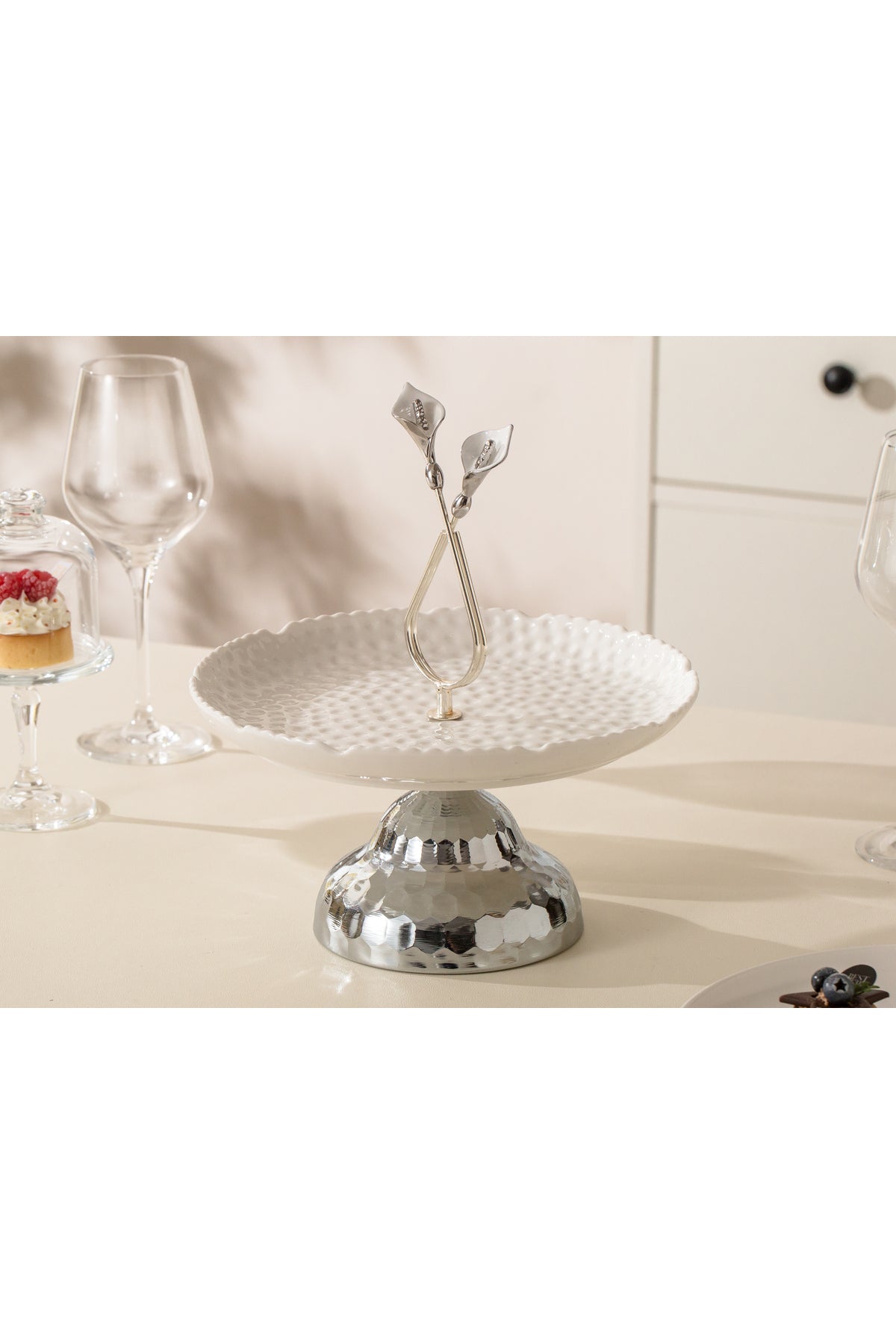 Platou servire din Porțelan cu Picior Metalic și Mâner Decorativ - 27.8 cm