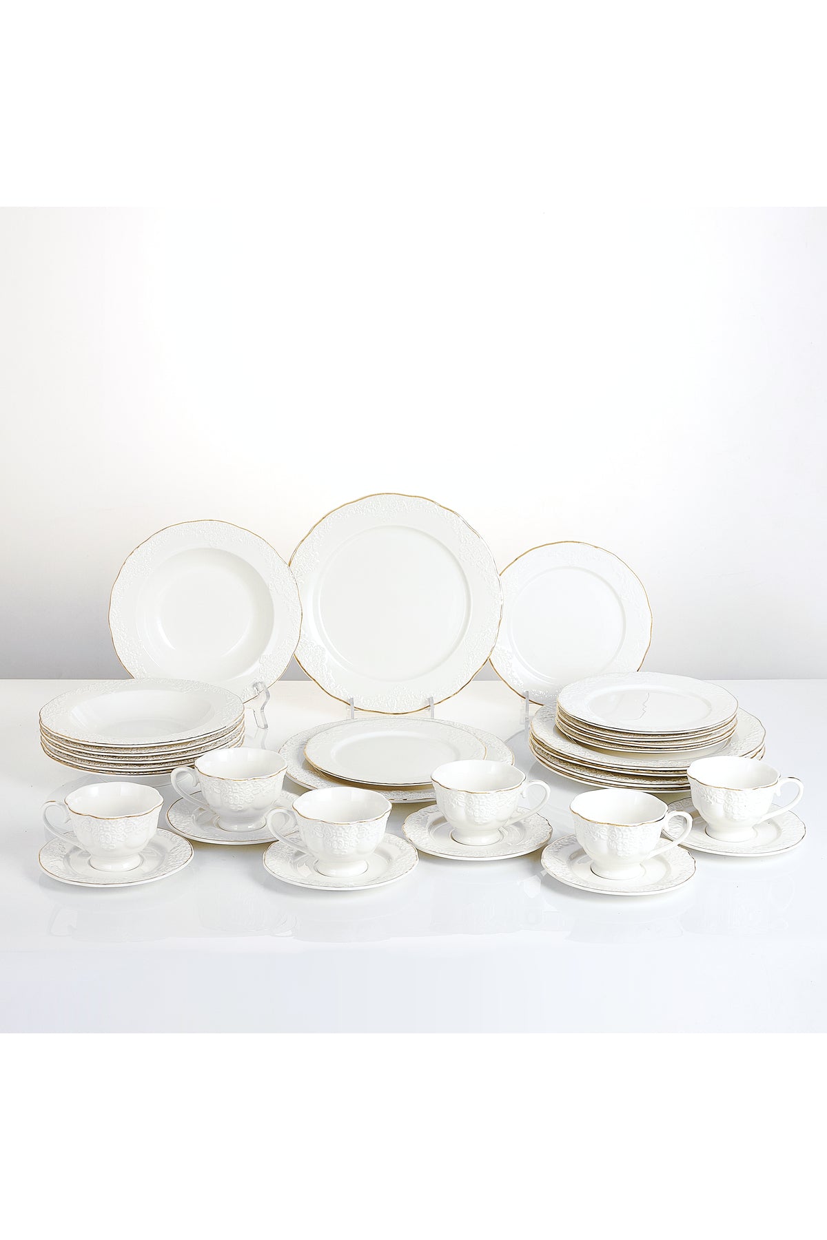 Set "antic" farfurii și cești din porțelan, 30 piese, 6 persoane, decorat în relief, margine aurie