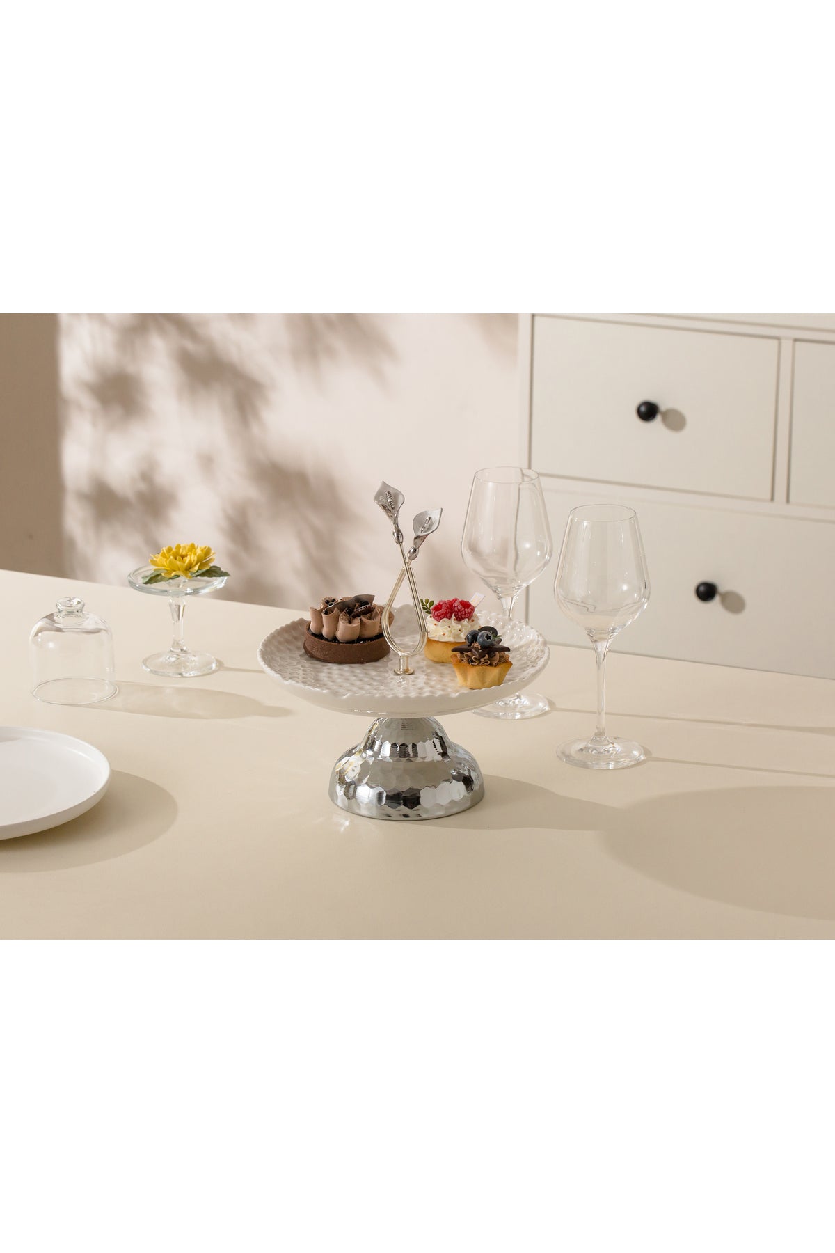 Platou servire din Porțelan cu Picior Metalic și Mâner Decorativ - 27.8 cm