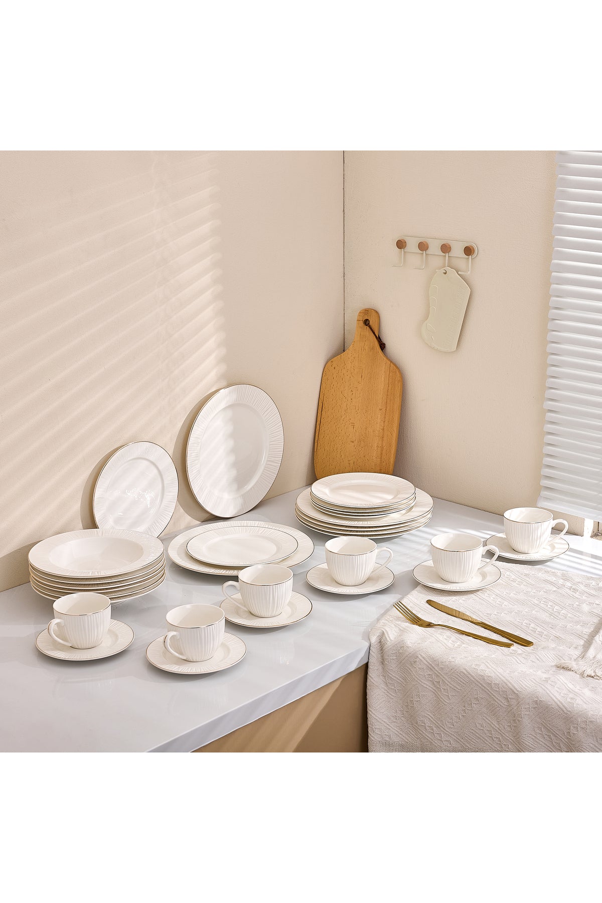 Serviciu de masă din porțelan 30 piese "Soare,set farfurii 6 persoane, decor relief cu margine aurie