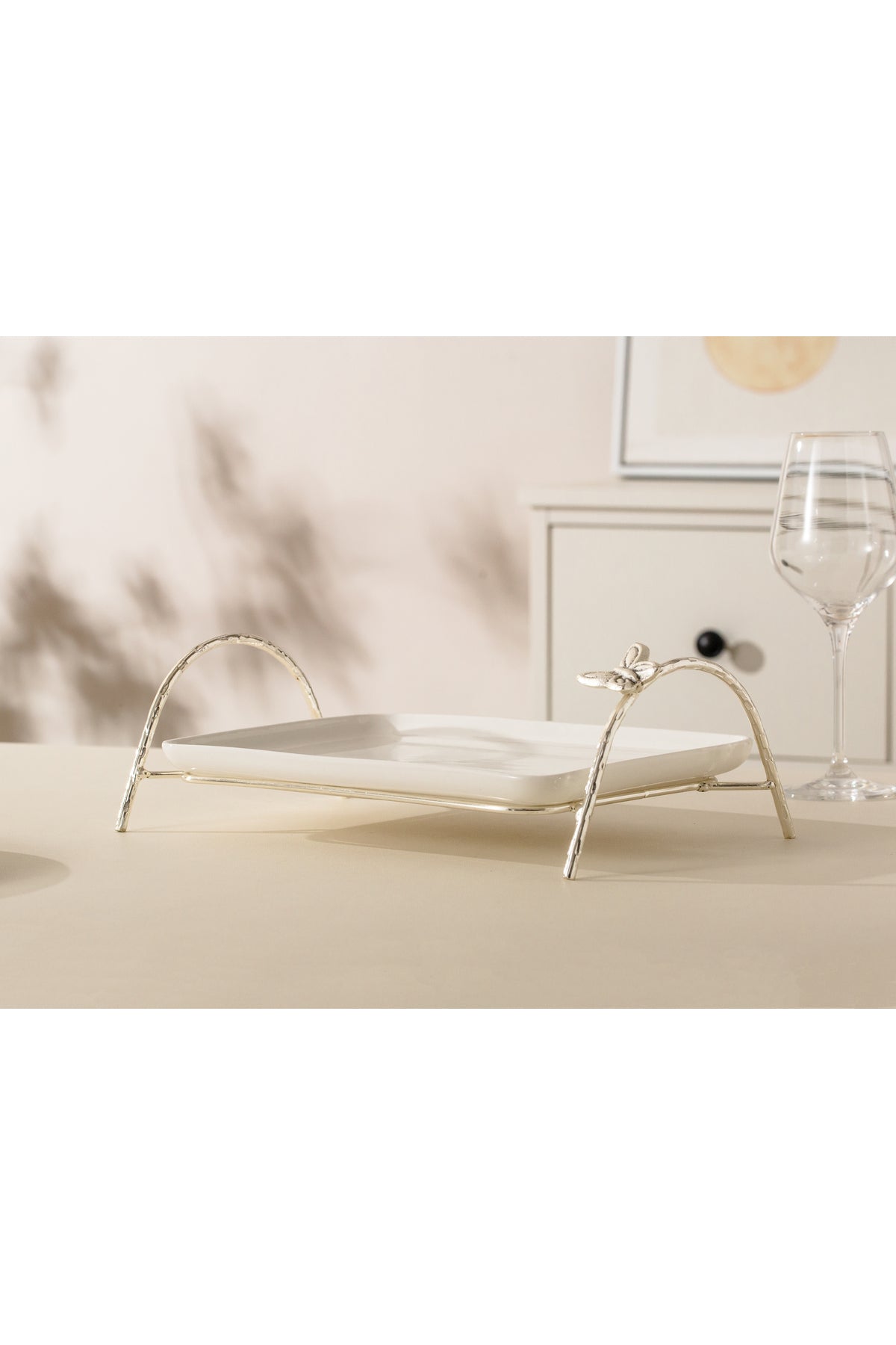 Tavă Festivă din Porțelan alb pe Suport Metalic Argintiu cu Detaliu Fluture 38.6 cm