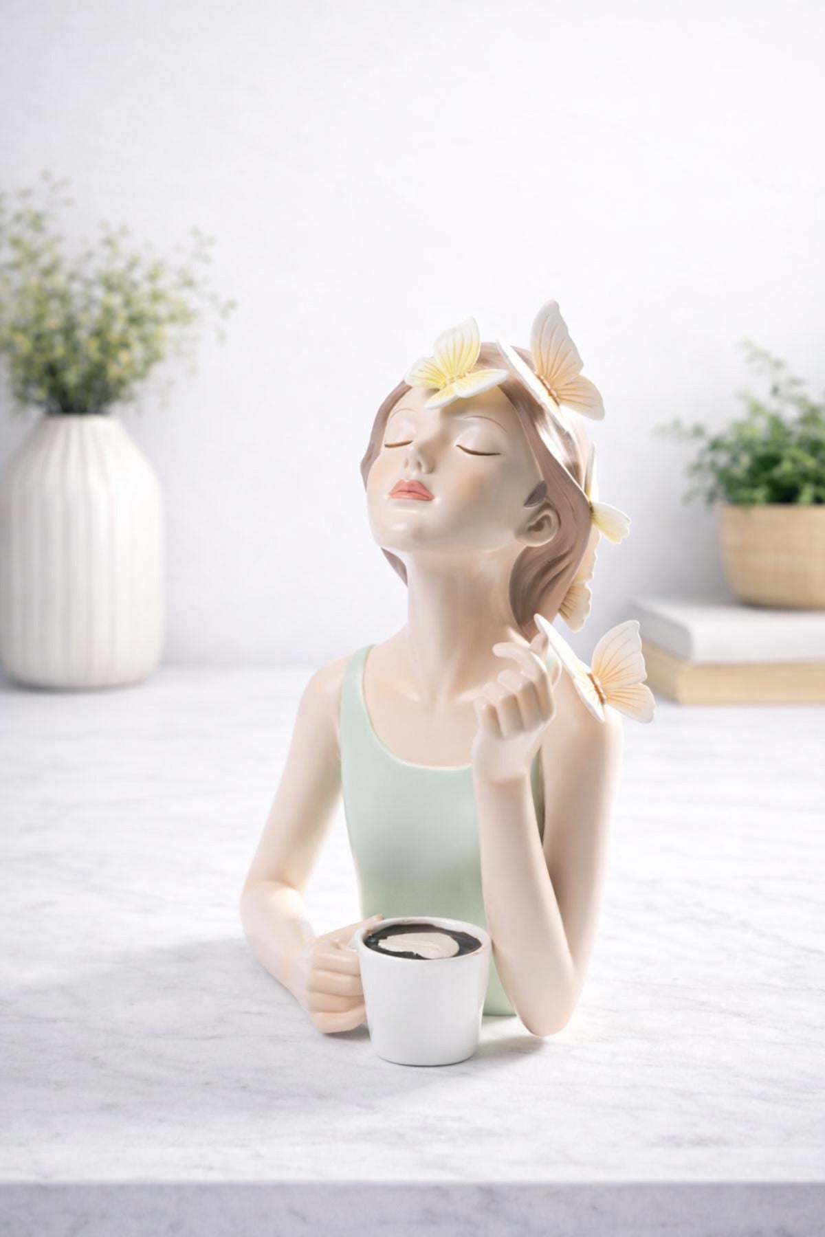 Statuetă decorativă femeie cu fluturi și ceașcă, 27 cm