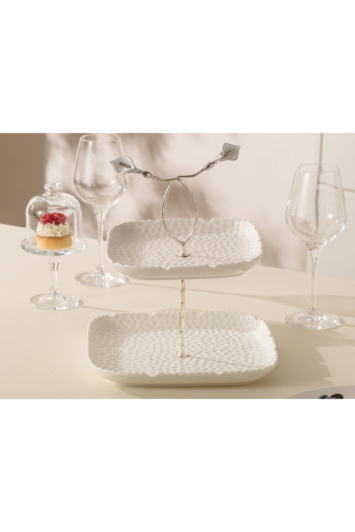 Platou etajat Candy Bar din Porțelan cu Detalii Florale Metalice - 29.8 cm