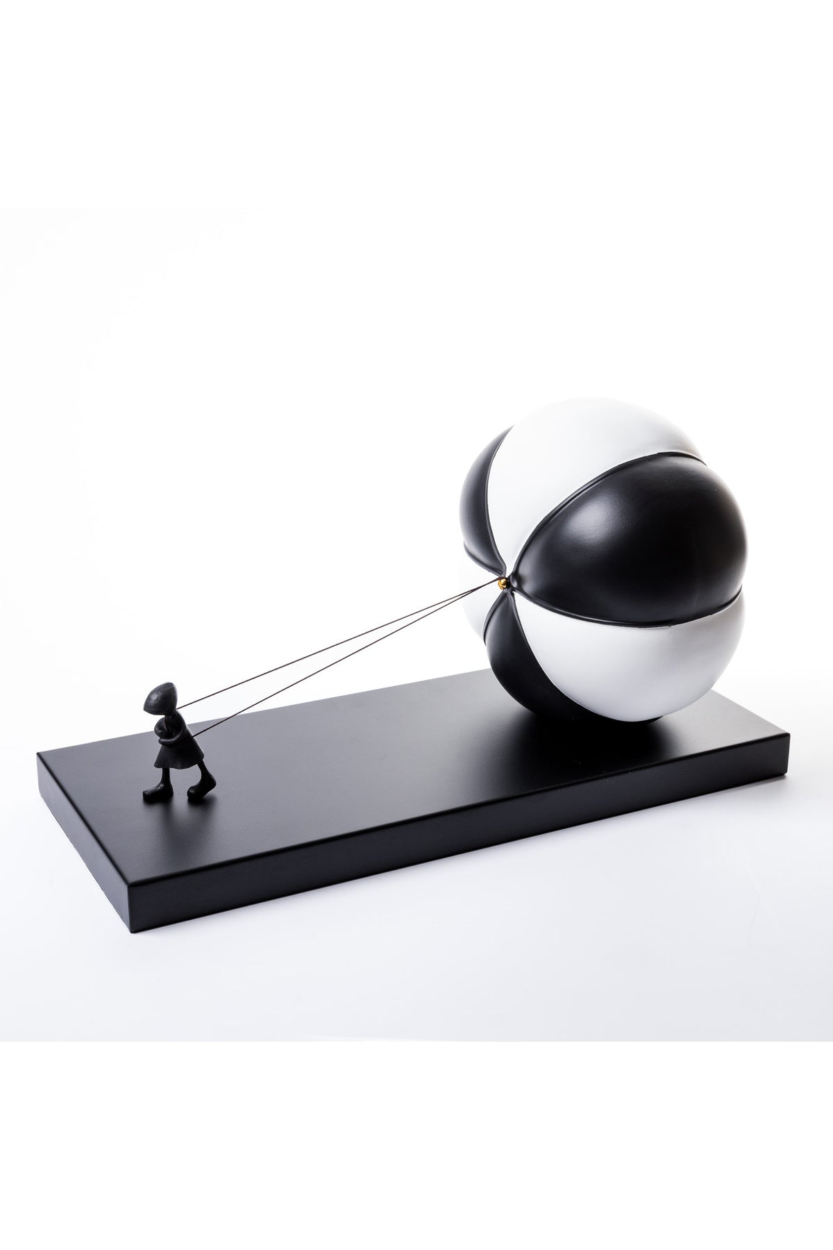 Statuetă fetiță cu balon alb-negru – sculptură simbolică contemporană