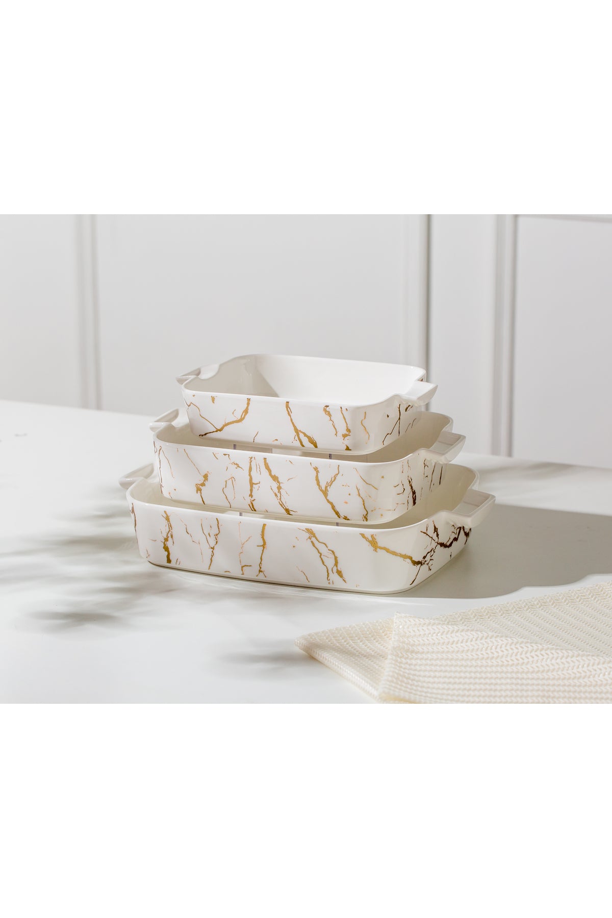 Set 3 tăvi cuptor Marble – porțelan alb cu model marmură aurie, rezistente la cuptor