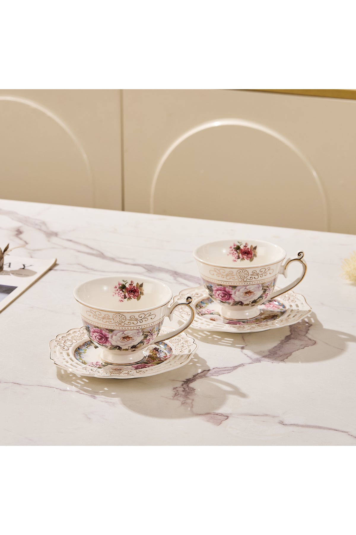 Set 2 cești cafea cu 2 farfurioare rotunde porțelan 200 ml – model floral elegant