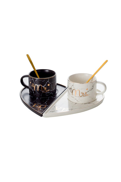 Set cești cafea Mr & Mrs 200 ml – porțelan marmurat, farfurioare inimă și lingurițe aurii